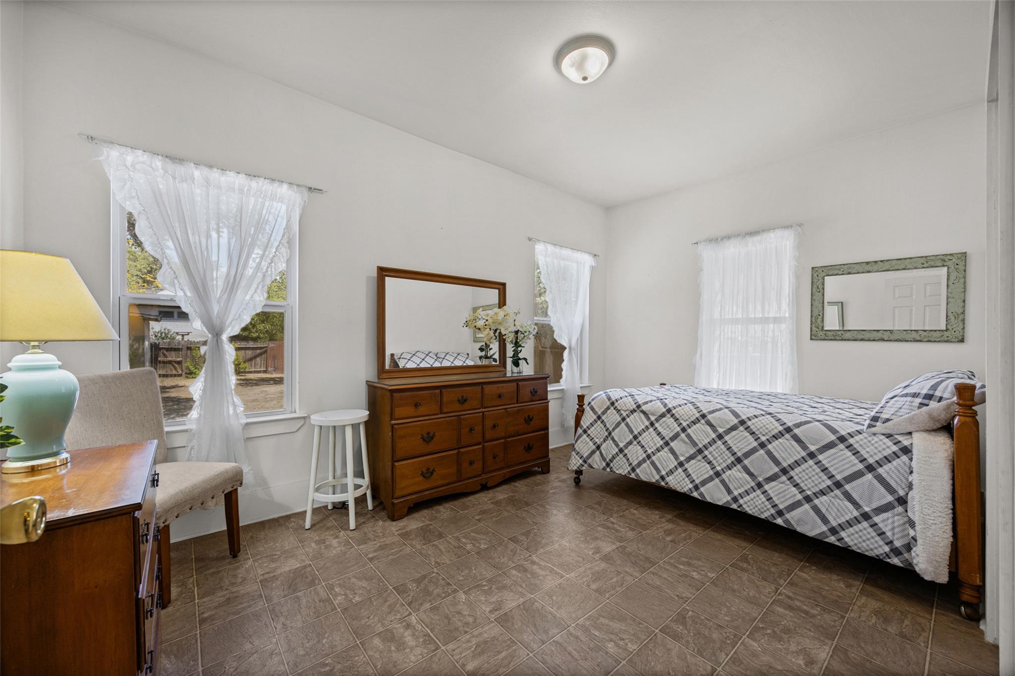 906 Elizabeth ST — photo 4