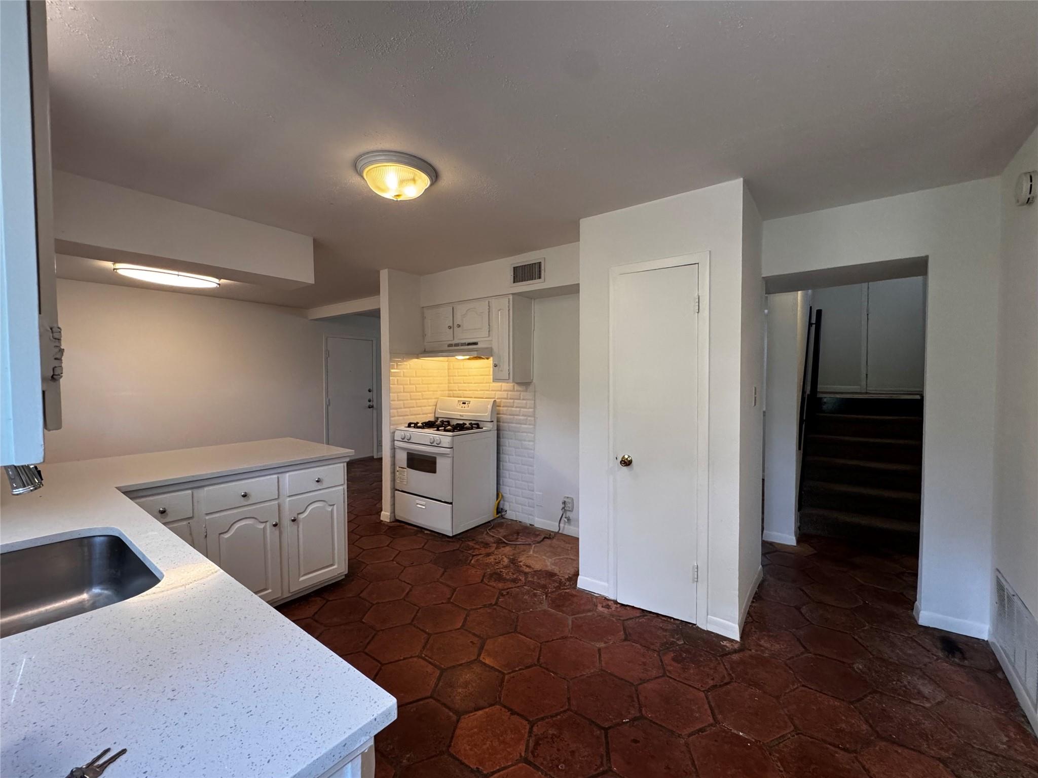 7702 Pitter Pat LN — photo 4
