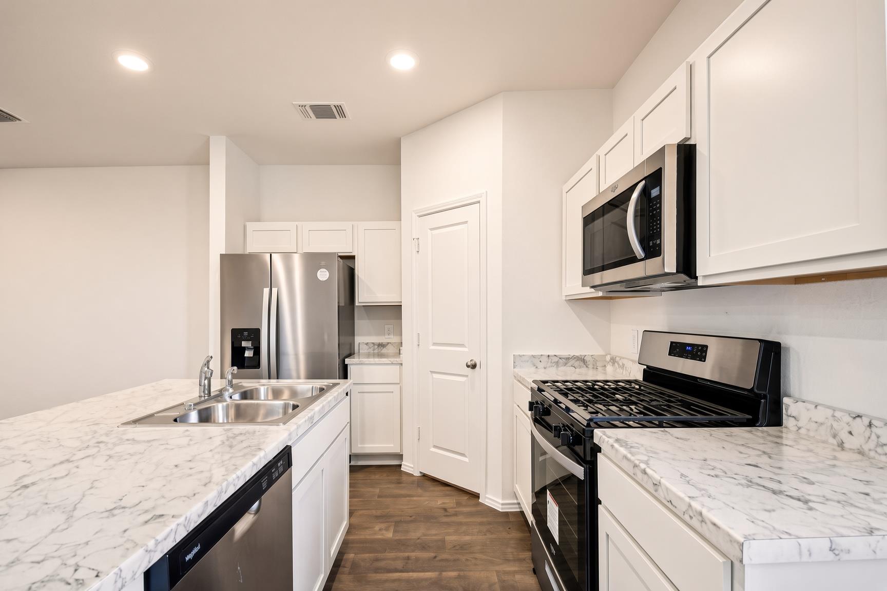 599 Arnold LOOP #B — photo 4