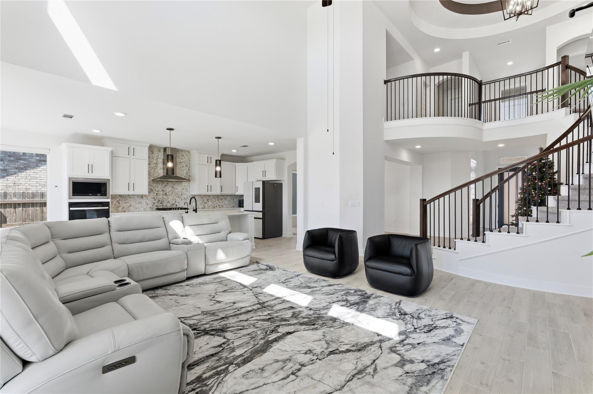 396 Hollister DR — photo 3