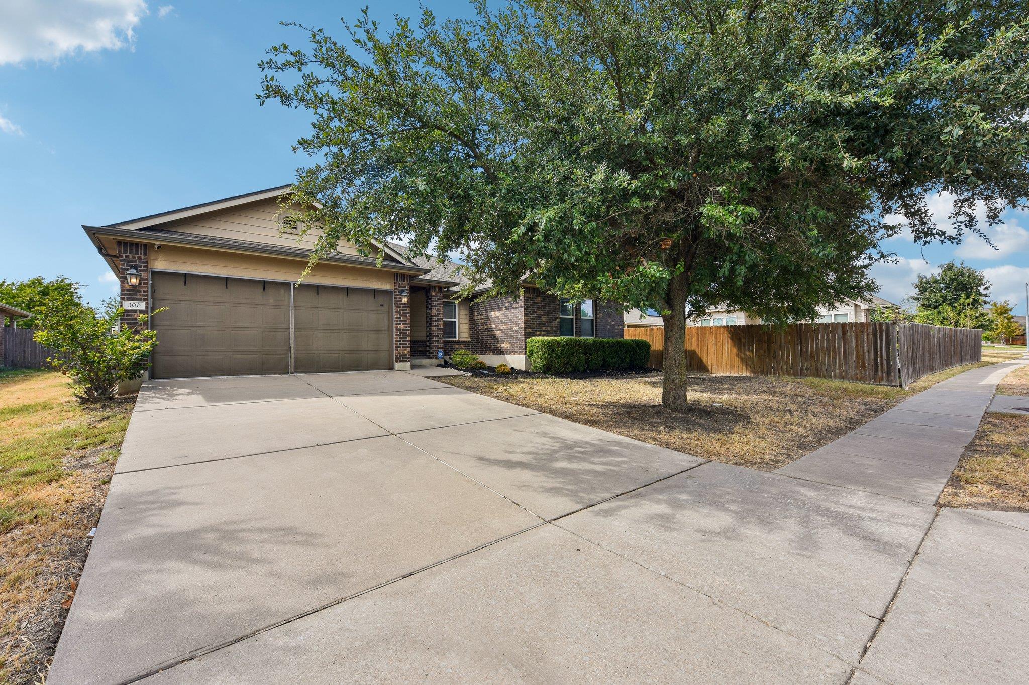 300 Hendelson LN — photo 3
