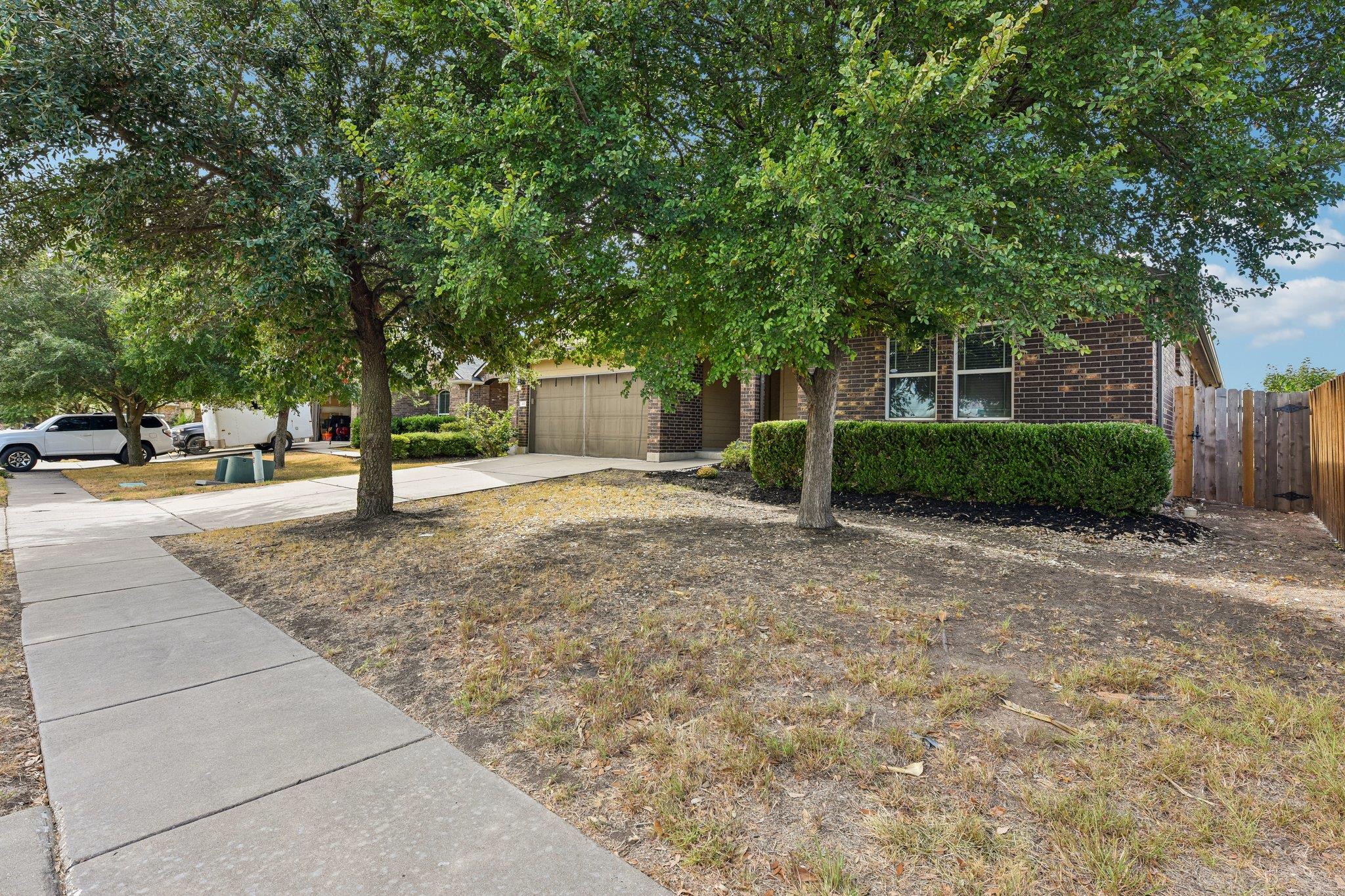 300 Hendelson LN — photo 4