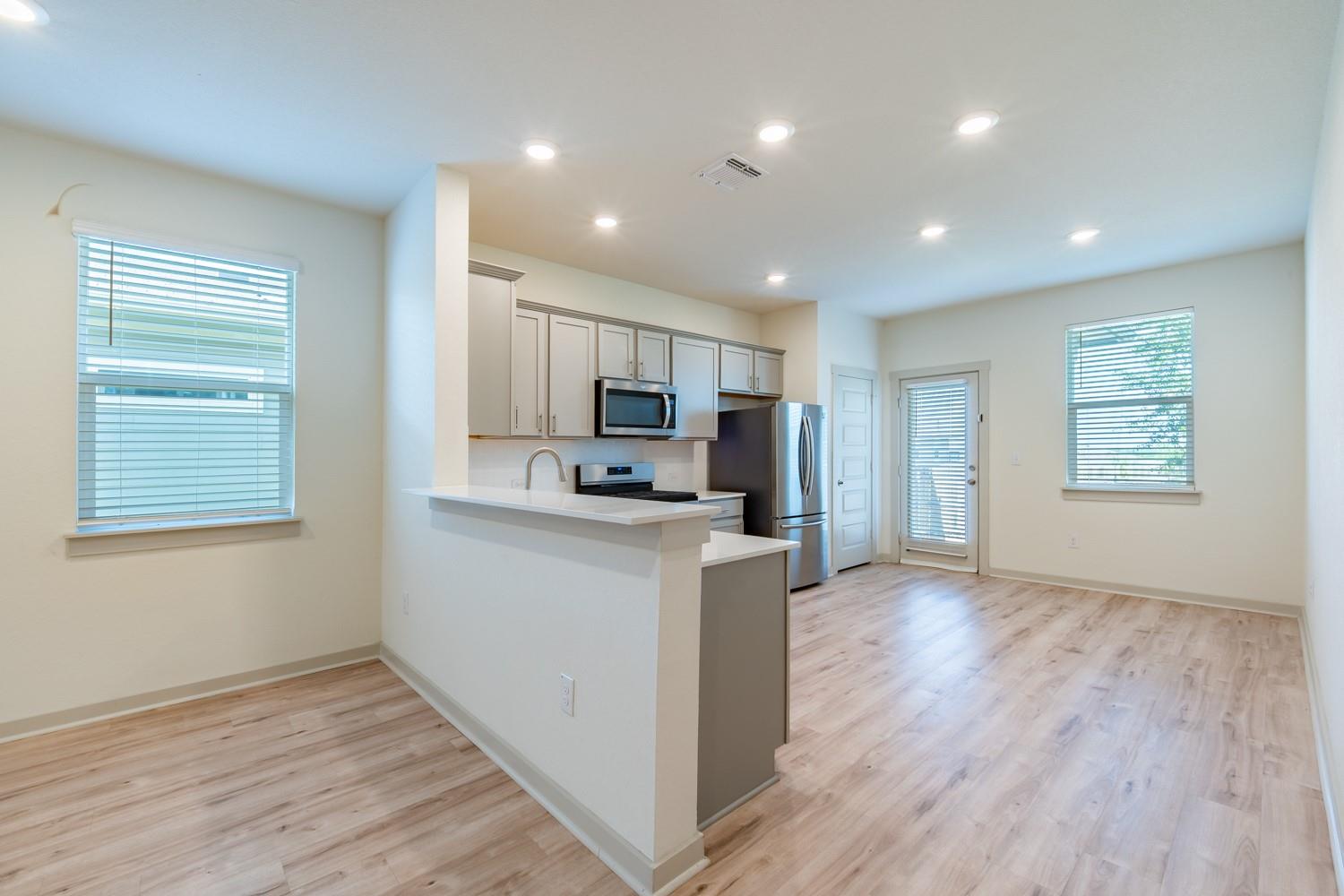10801 Meris LN — photo 4