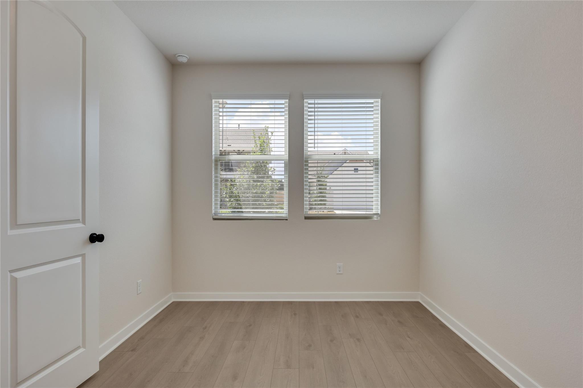 261 Crater Lake DR — photo 3
