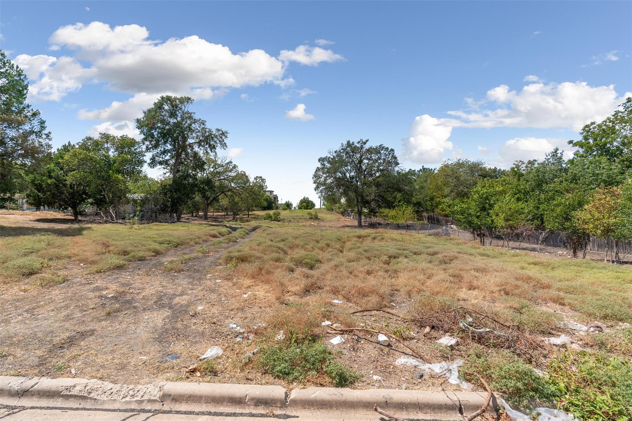 2404 Thrasher LN — photo 3