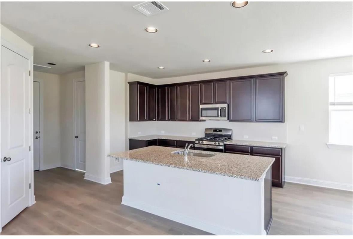 805 Vaughn ST — photo 3