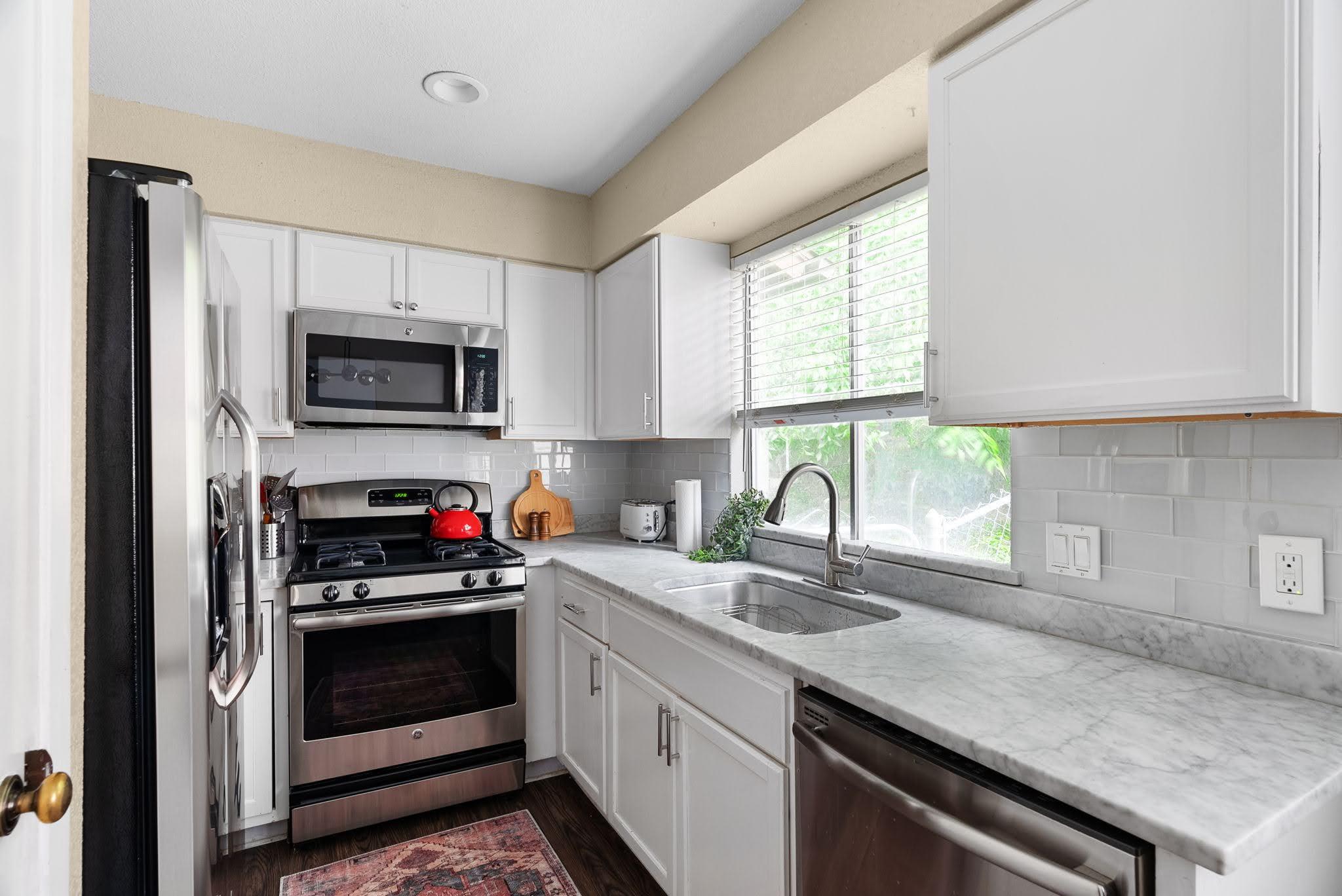 2320 Montclaire ST — photo 4