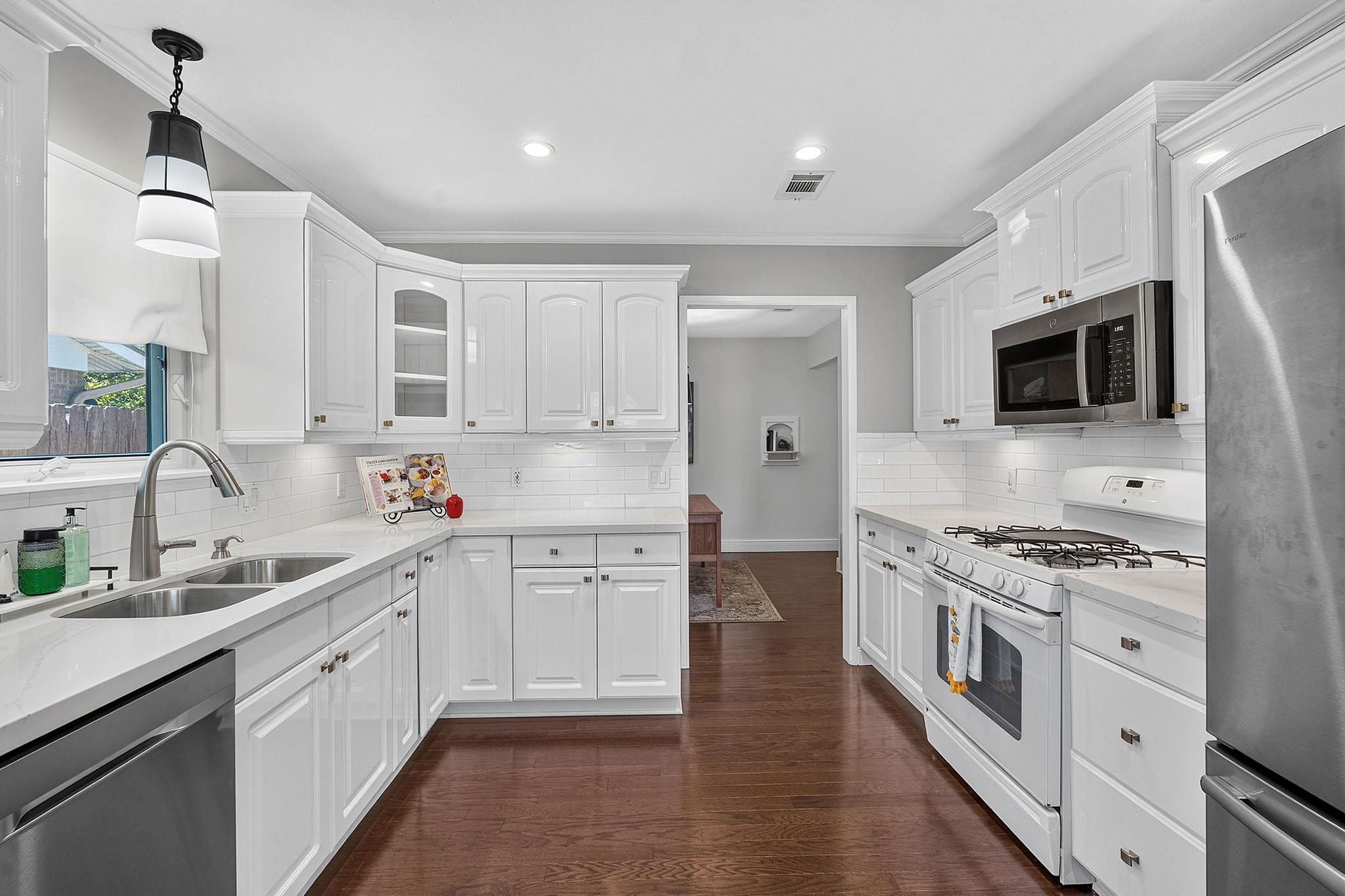 2114 Lanier DR — photo 4