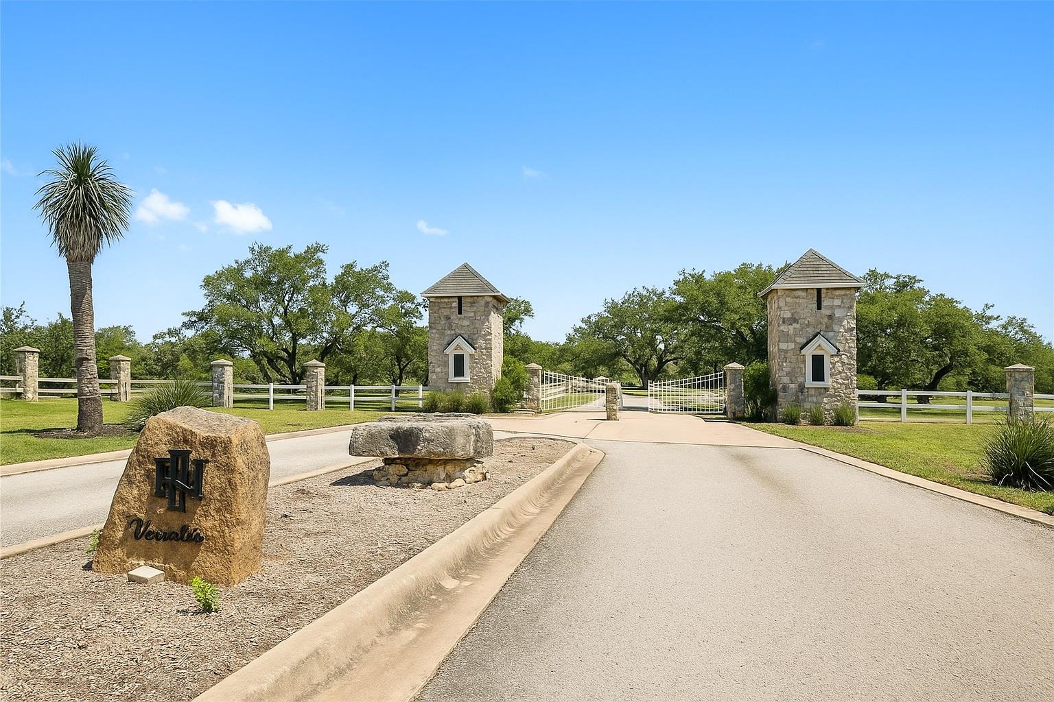 831 Hidden Creek DR — photo 4