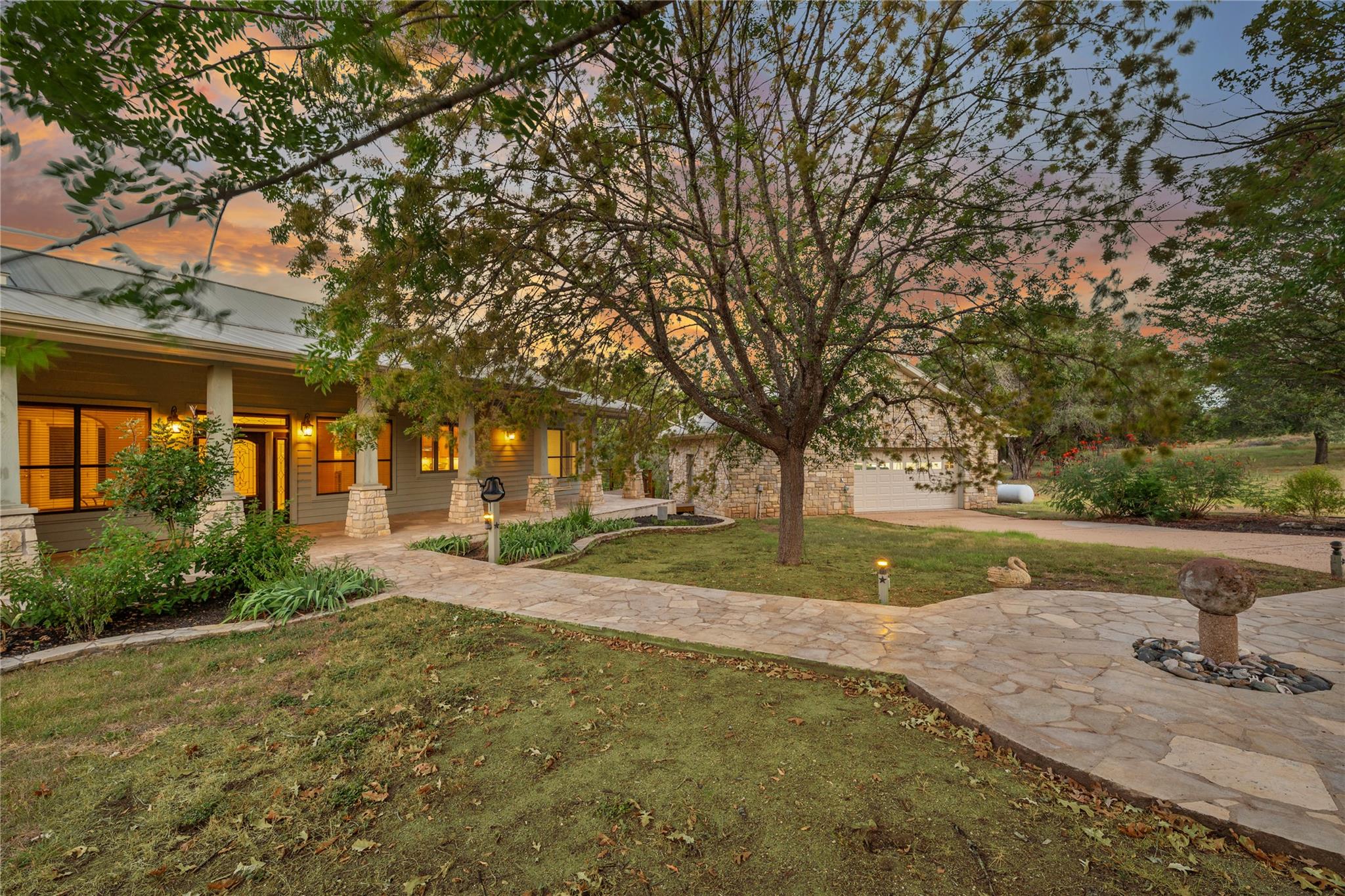 1118 Rustic LN