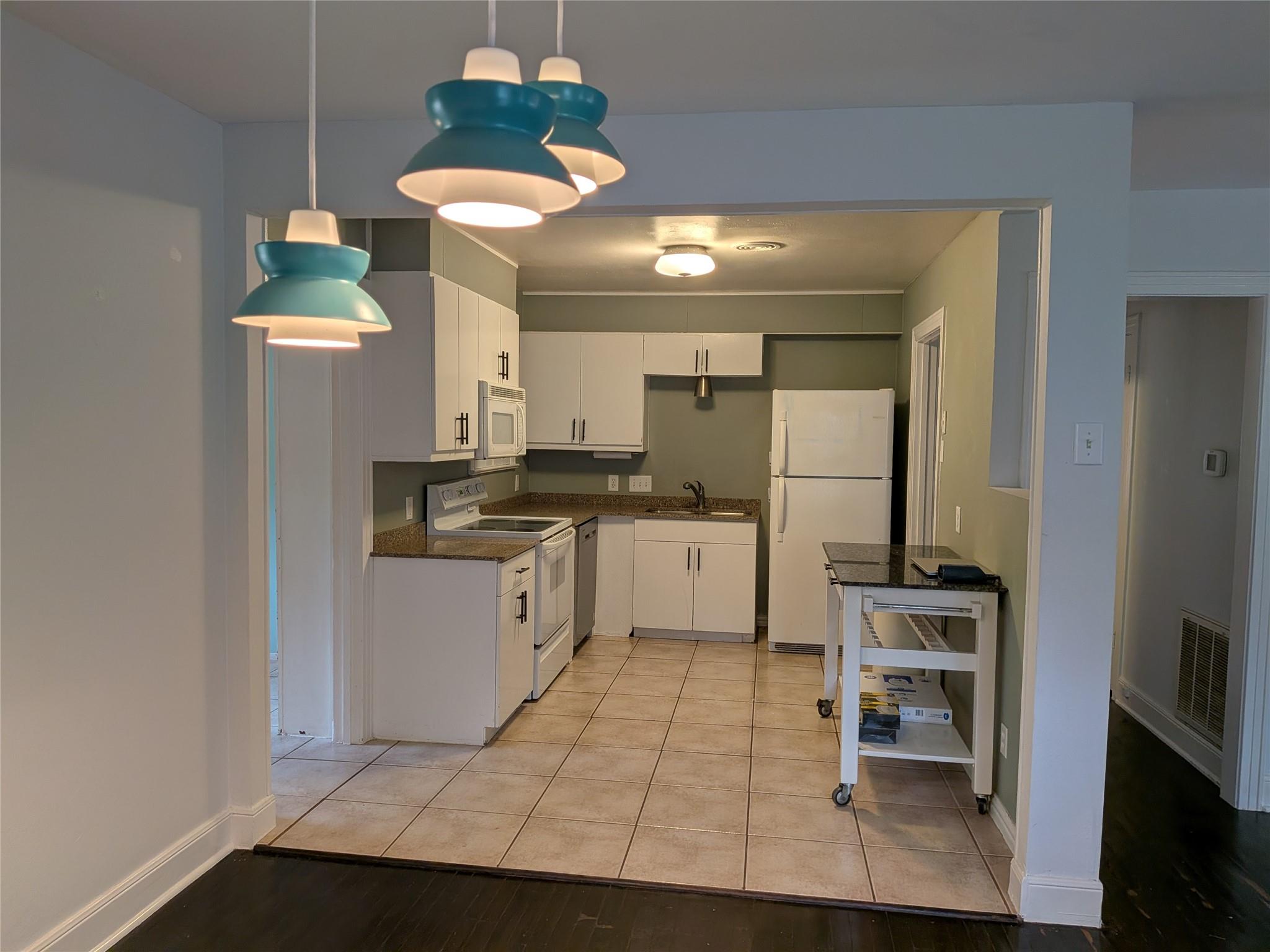1006 Brentwood ST — photo 3