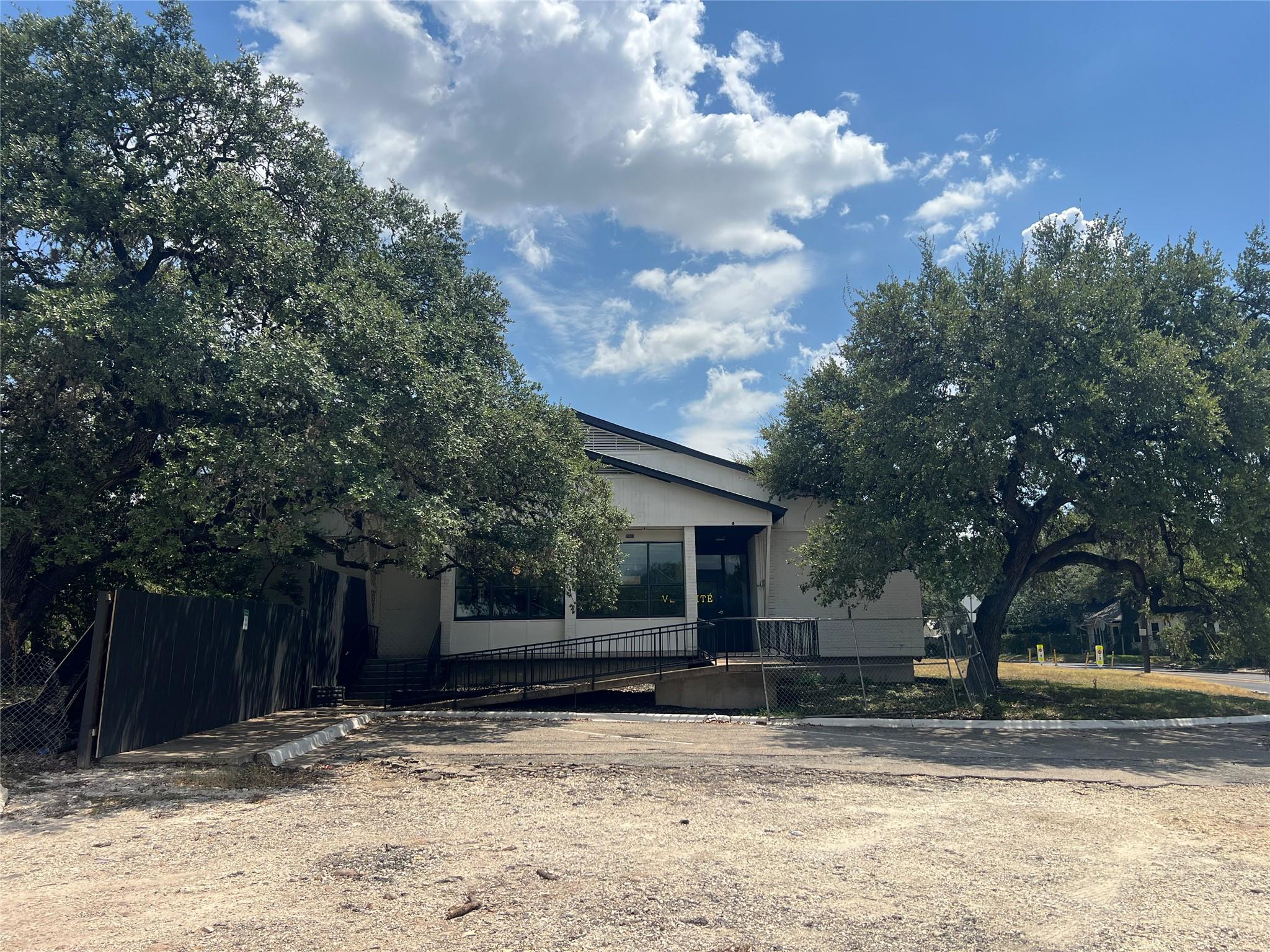 402 West Live Oak ST — photo 3