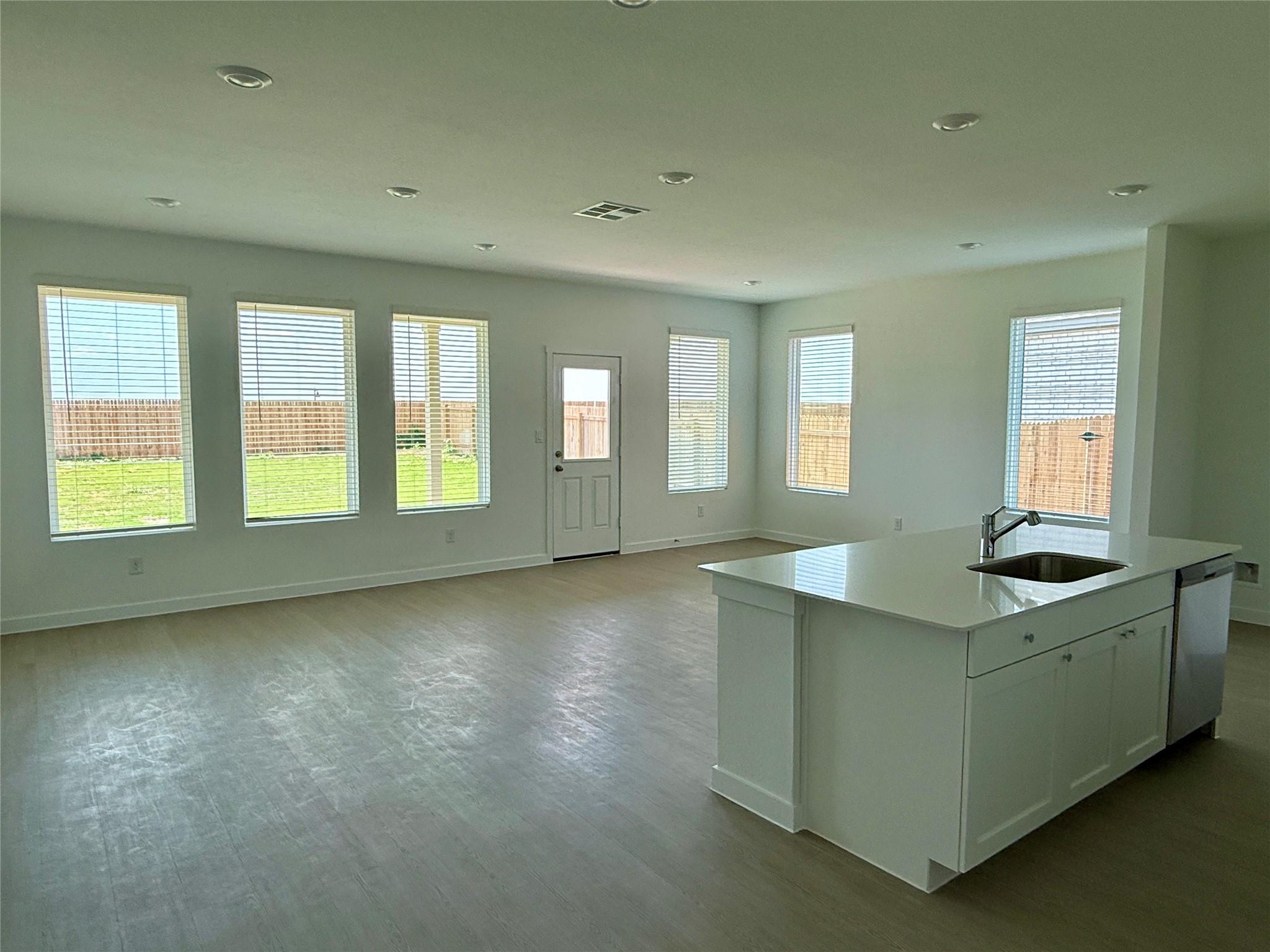 241 Seabreeze ST — photo 3