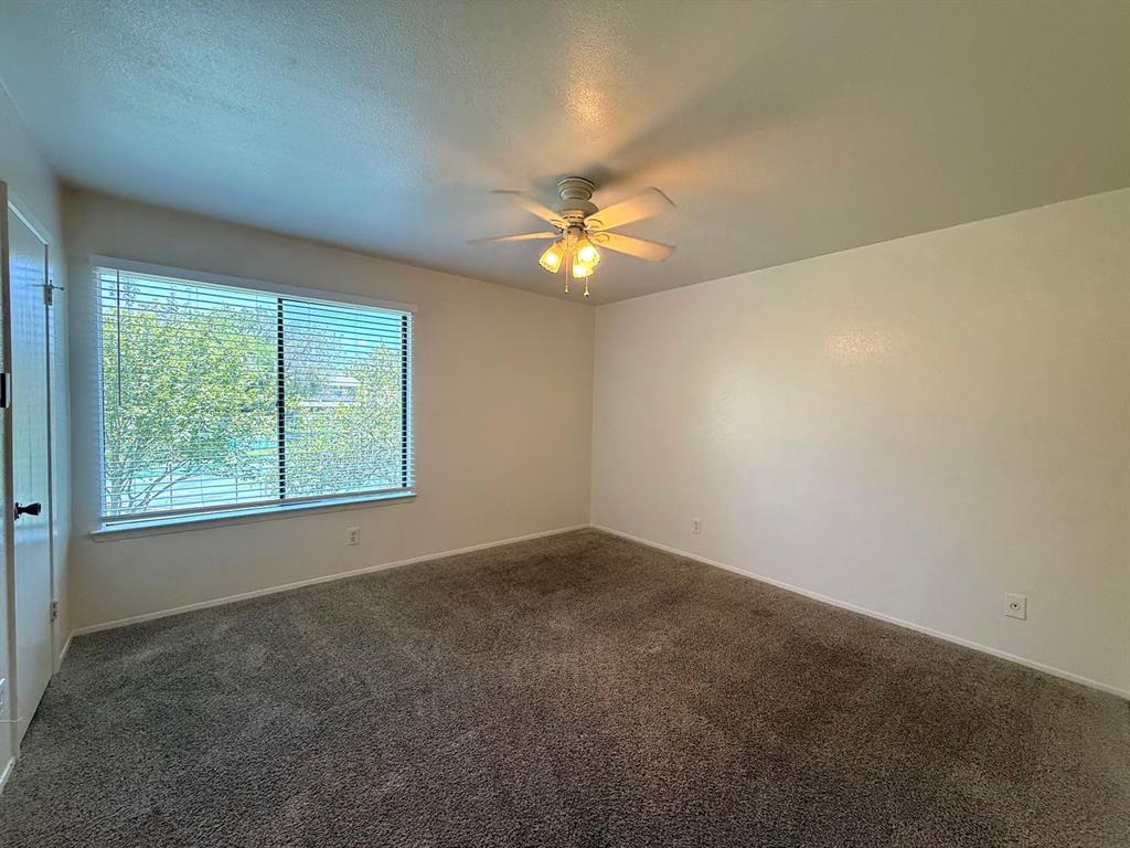 900 Village LN — photo 3