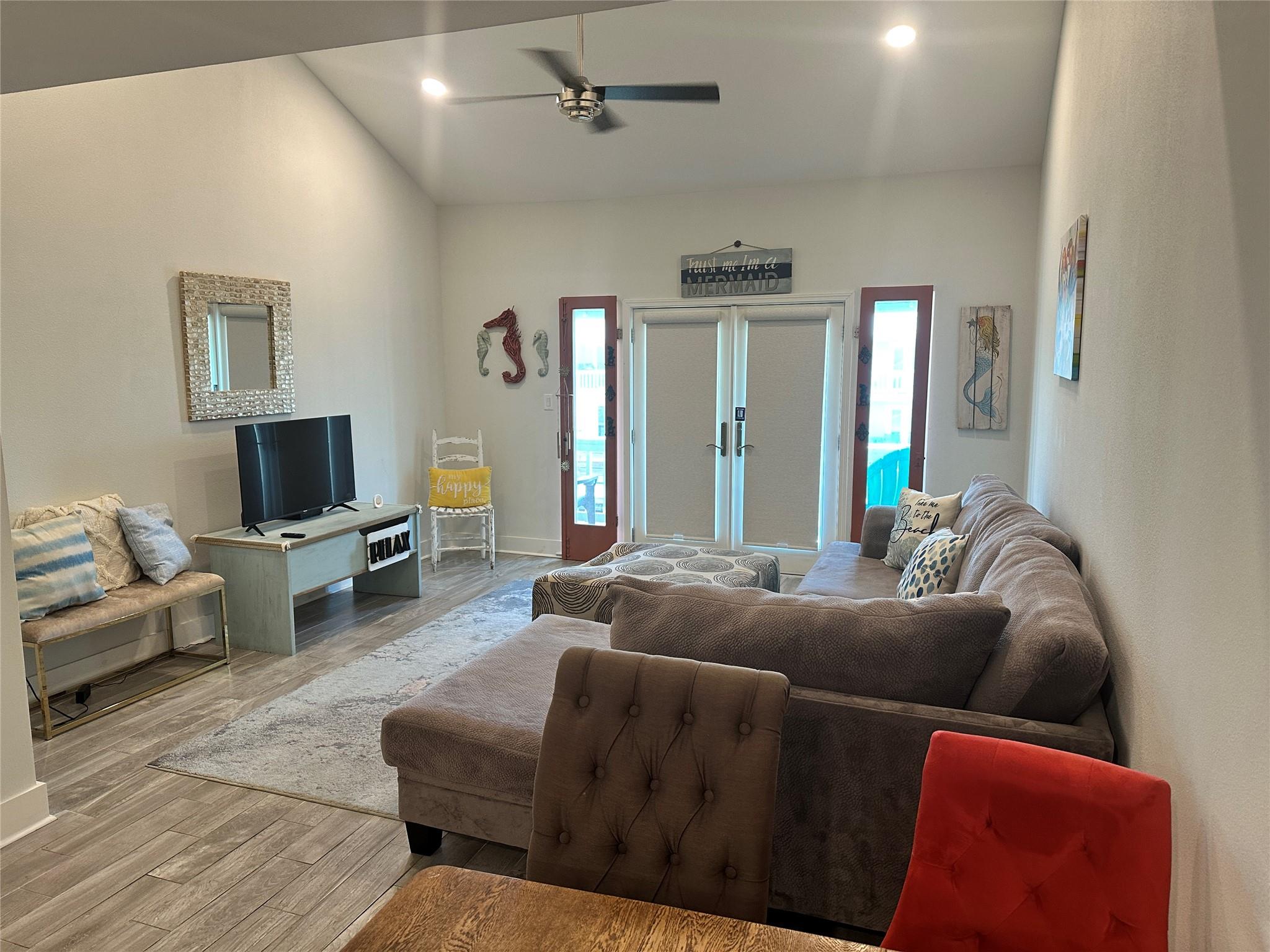 611 Lauderdale DR — photo 3