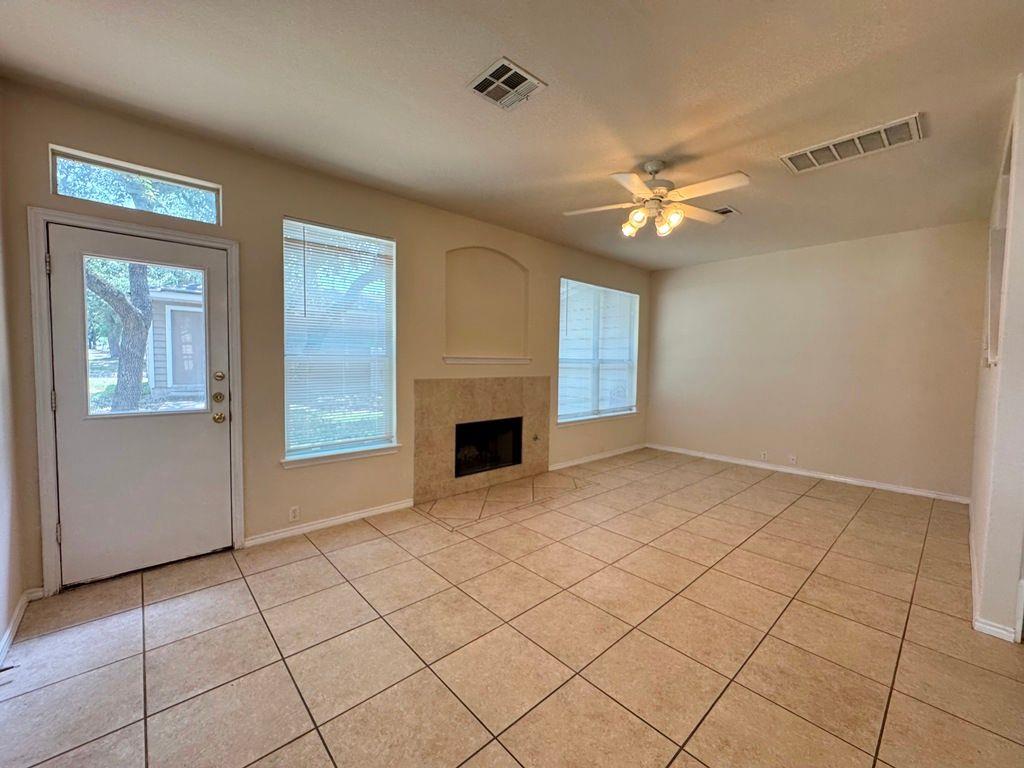 251 Utterback #A — photo 3