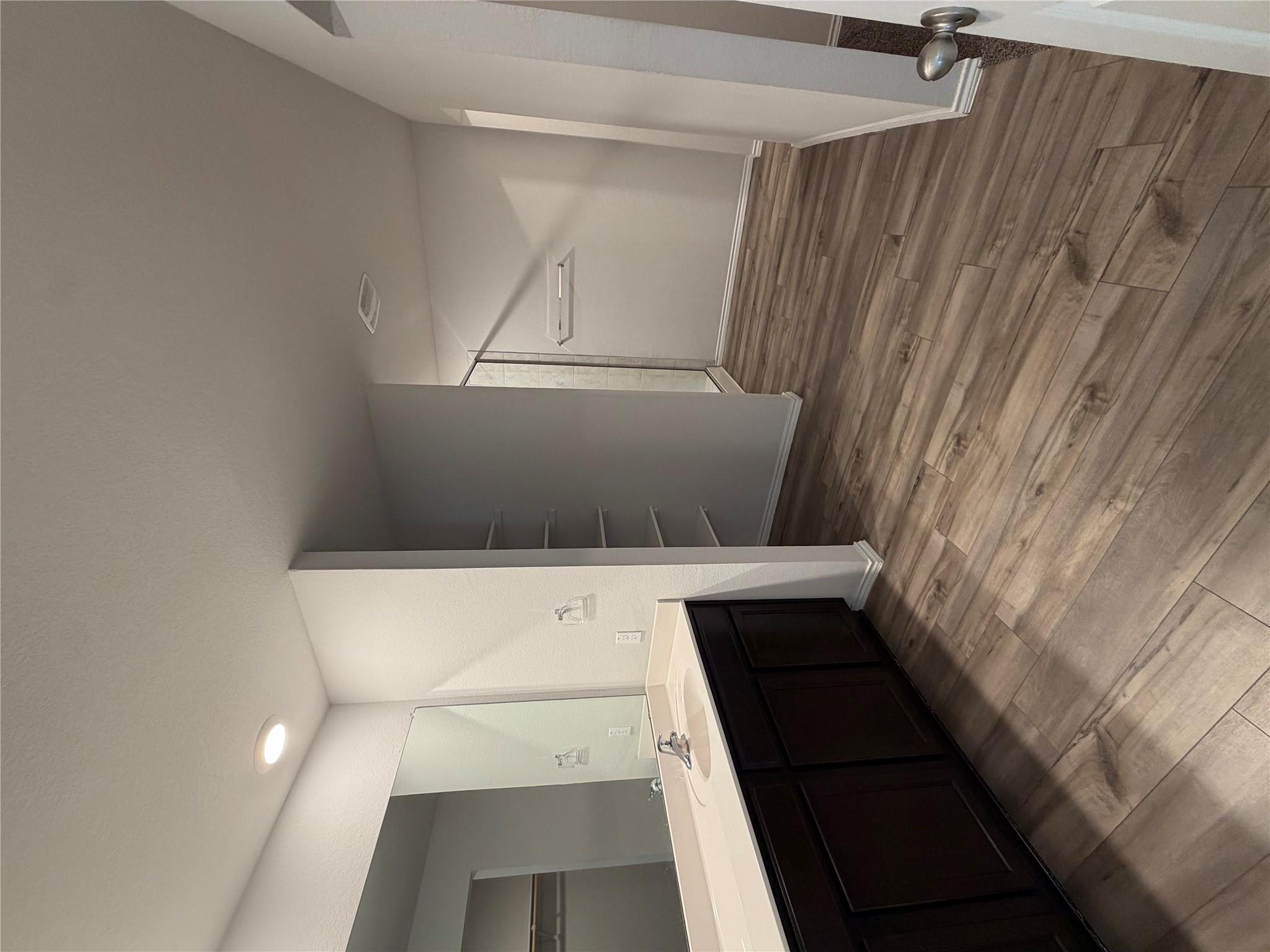 1160 Oxford LN — photo 3