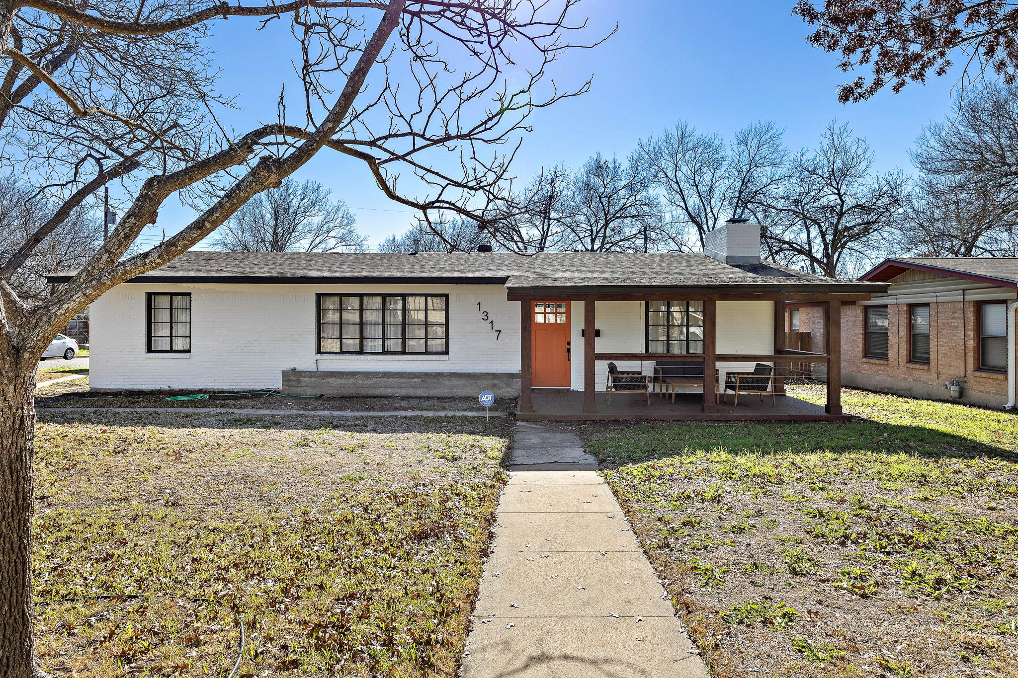 1317 Cloverleaf DR