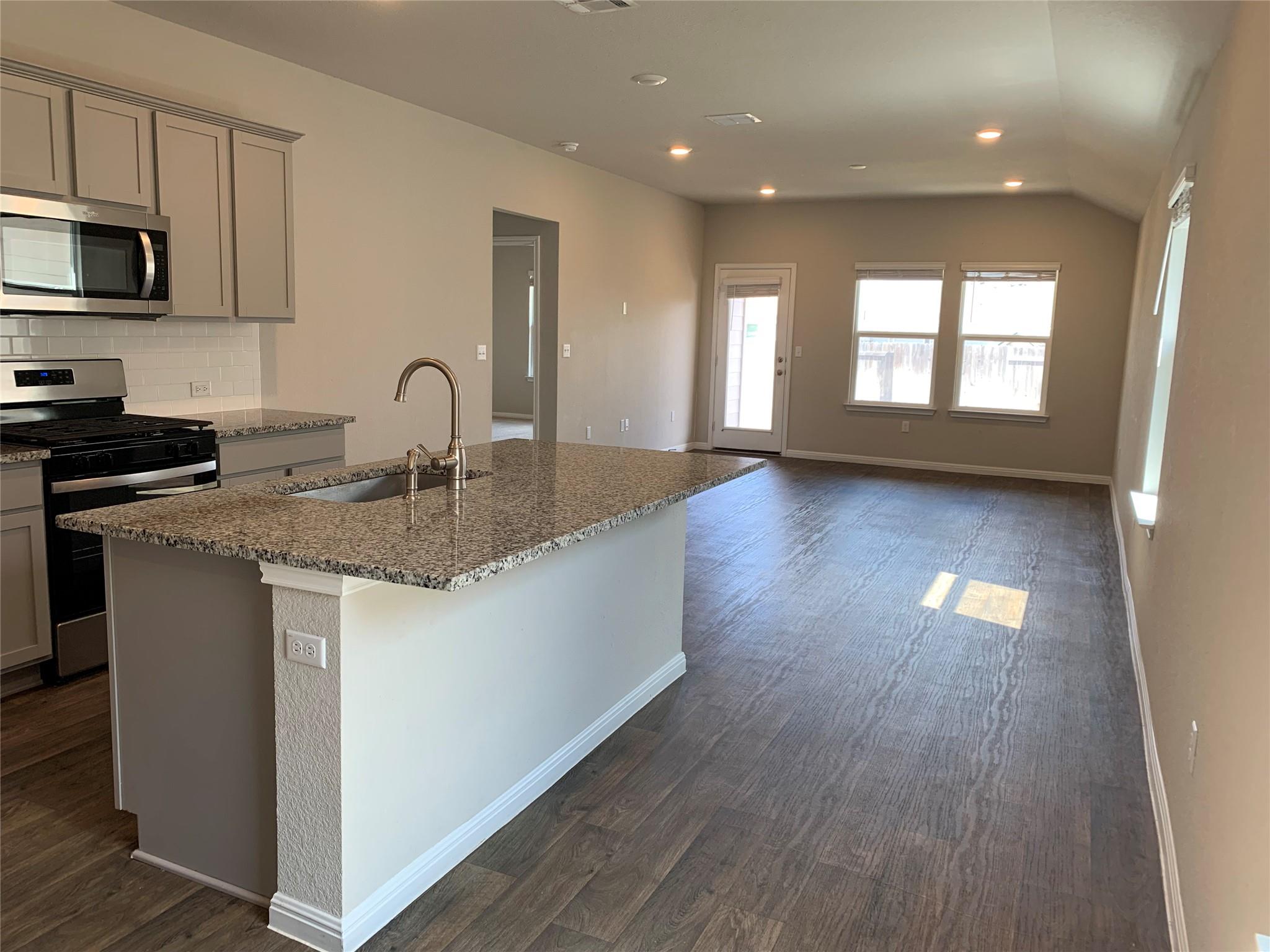 211 Hamilton Pool LN — photo 3