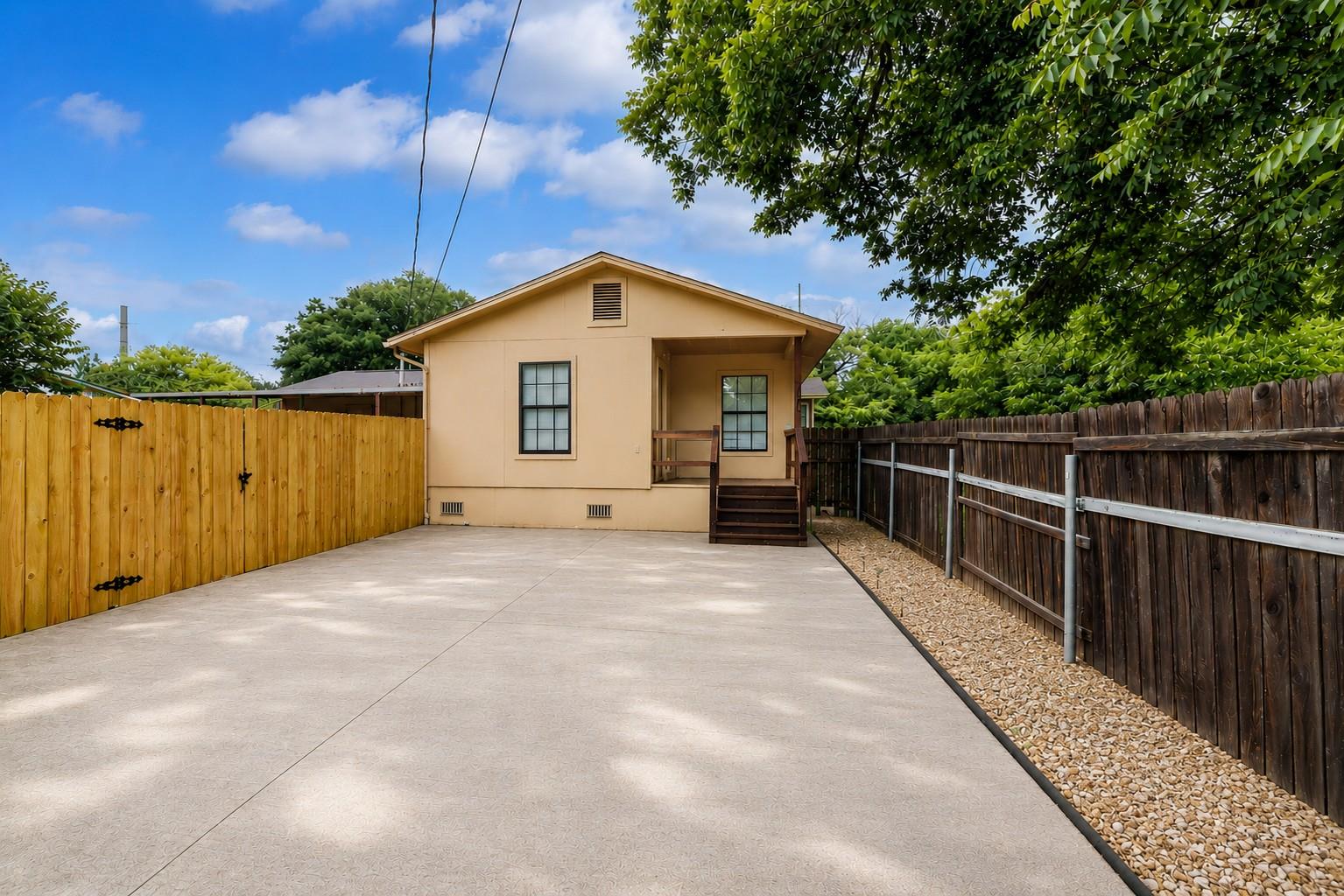 140 Hillcrest DR — photo 3