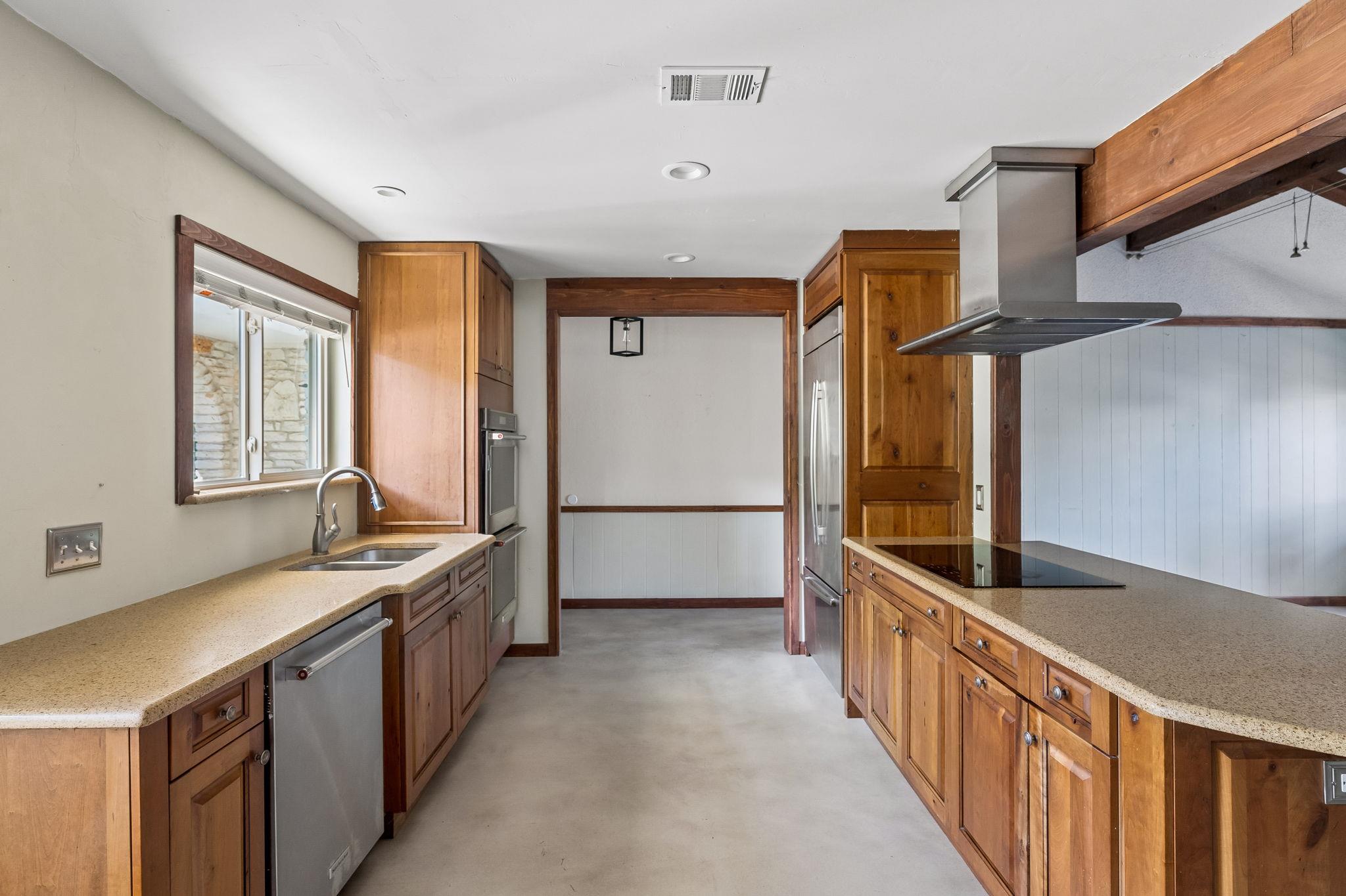 1105 Riviera CIR — photo 4