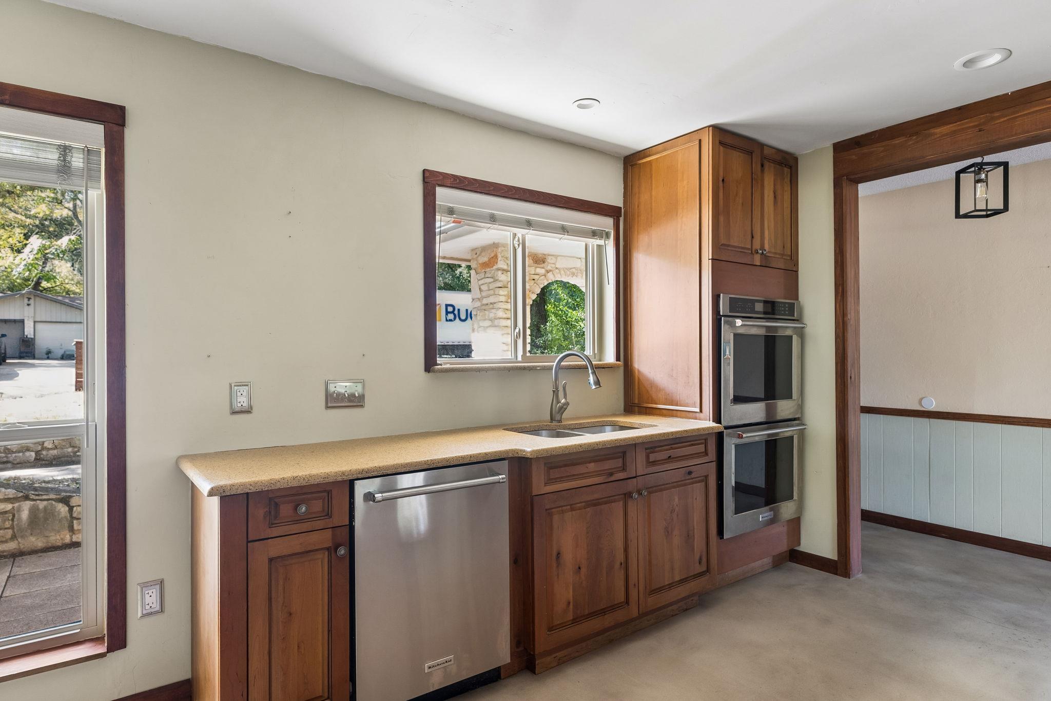 1105 Riviera CIR — photo 5