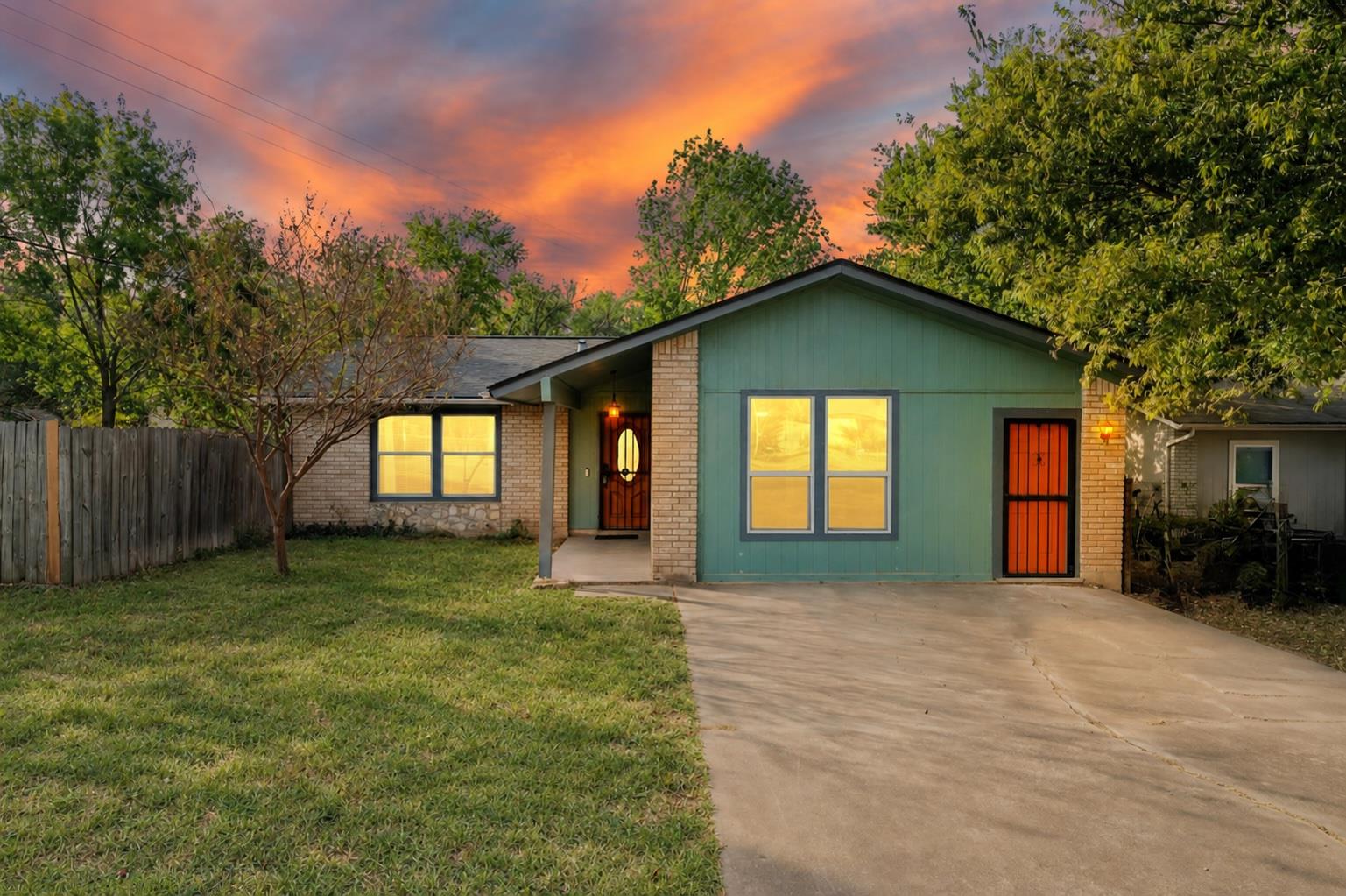 2523 Stassney LN