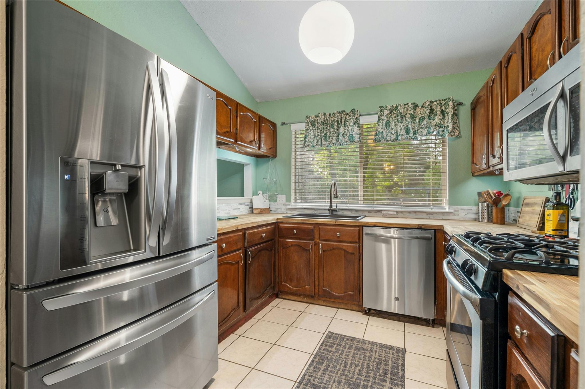 2523 Stassney LN — photo 4