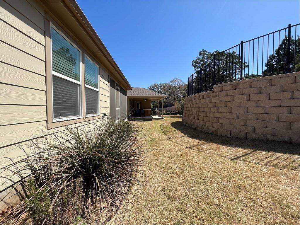 211 Hobby ST — photo 4