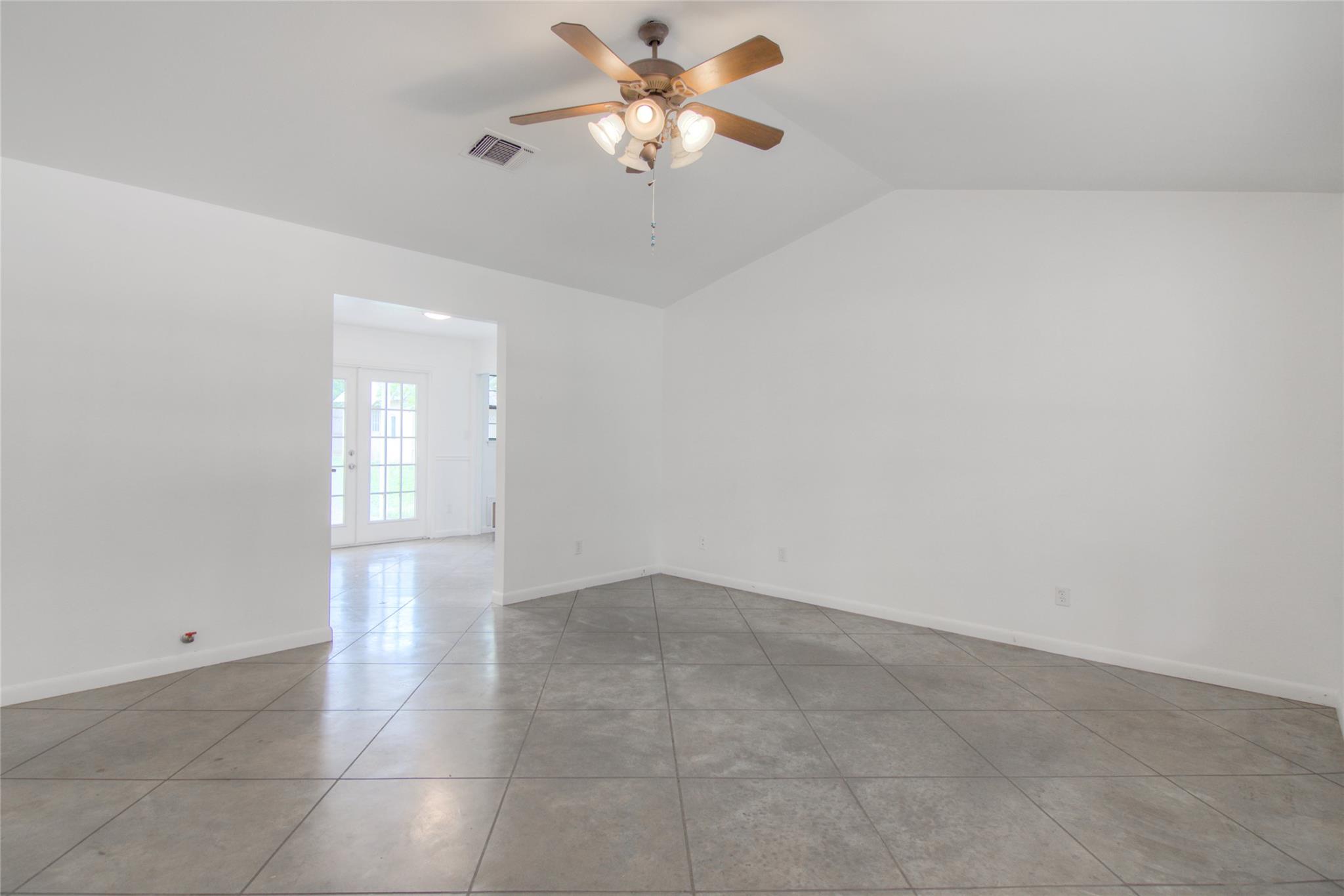 1400 Lazy Creek LN — photo 5