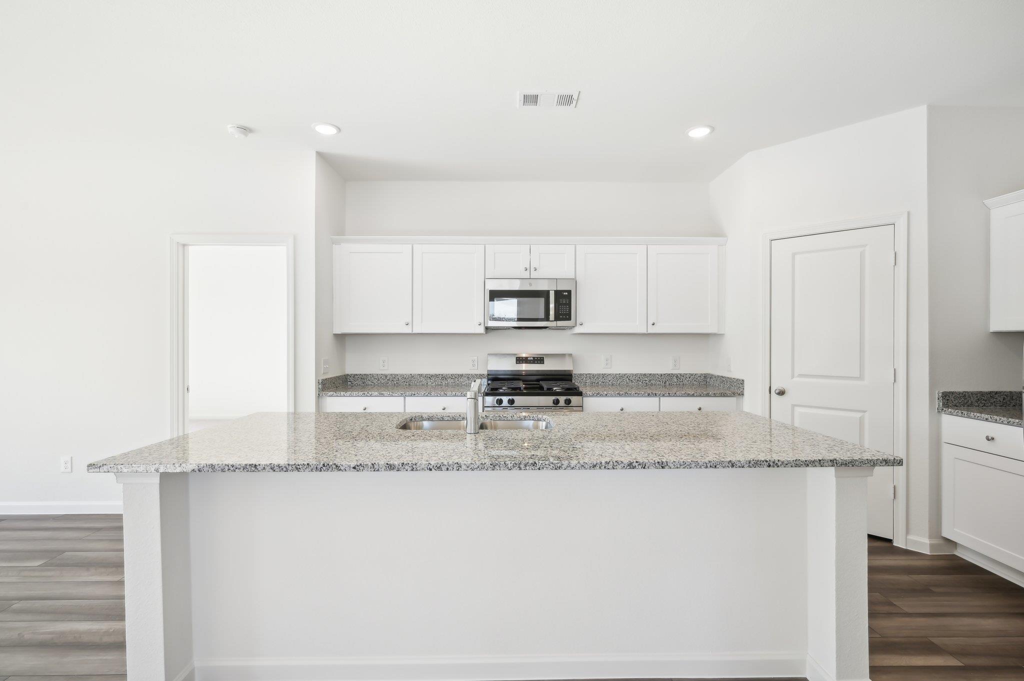 105 Clovis CV — photo 3