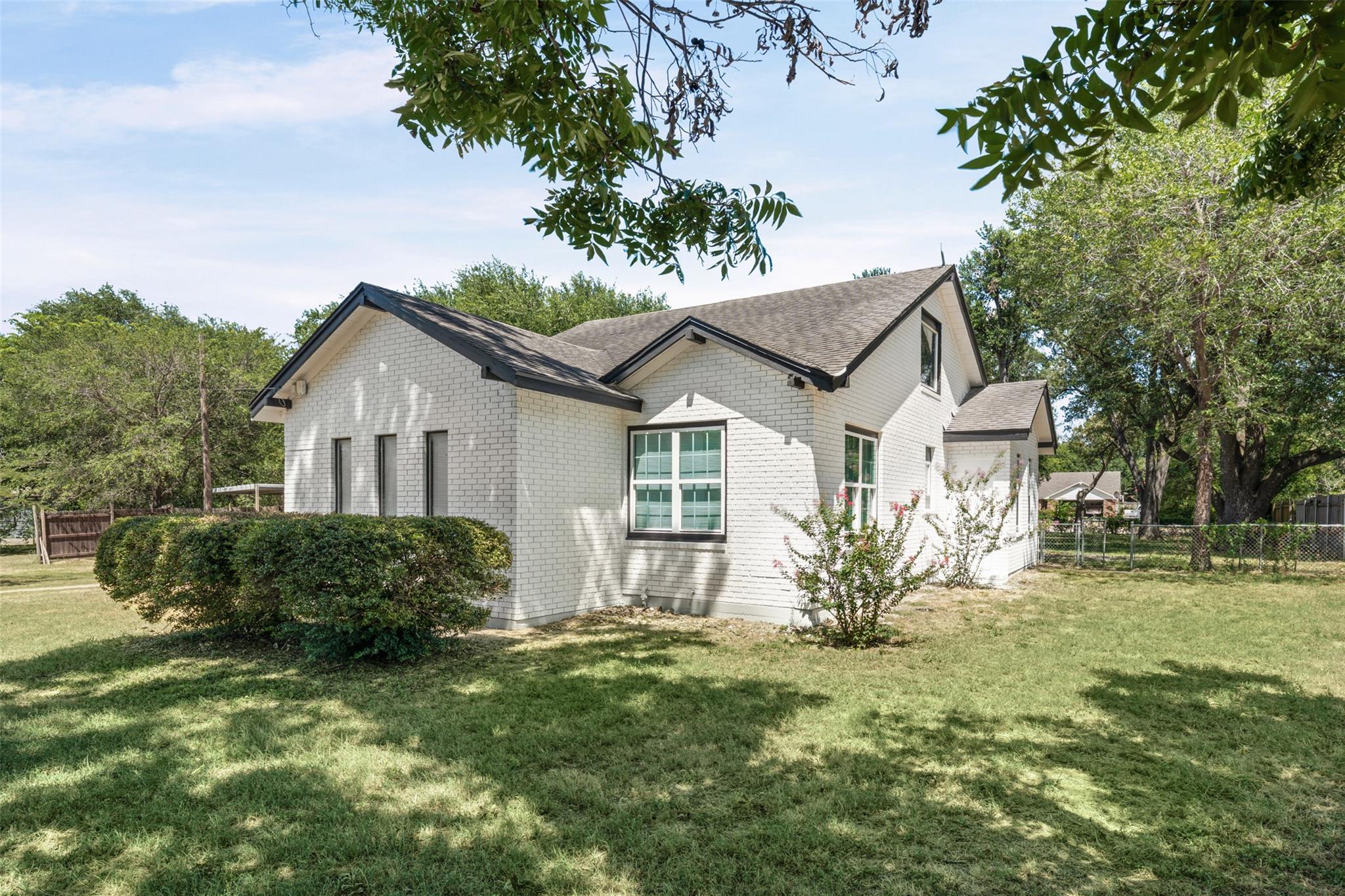 1707 Travis Ave — photo 3