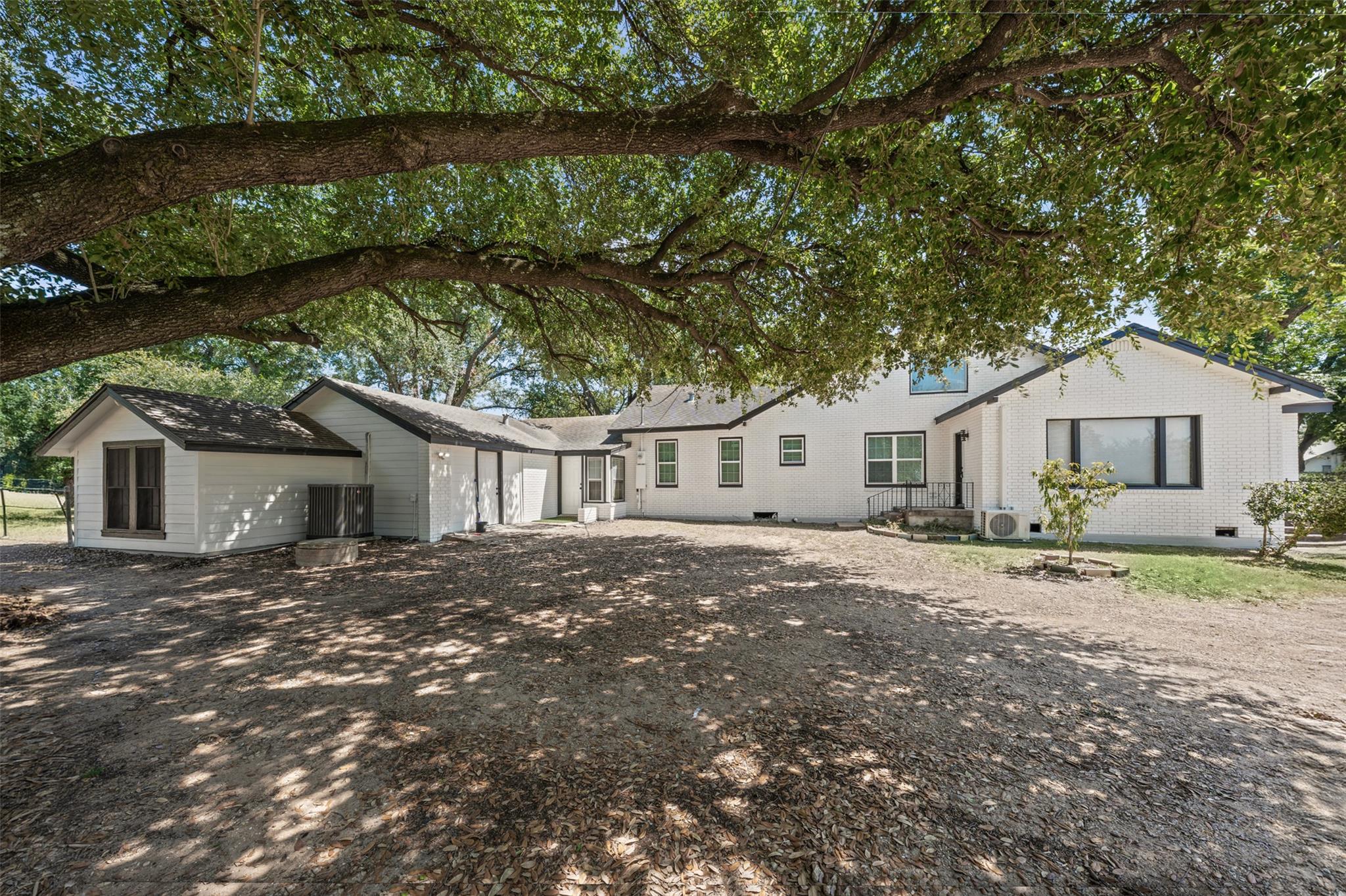 1707 Travis Ave — photo 4