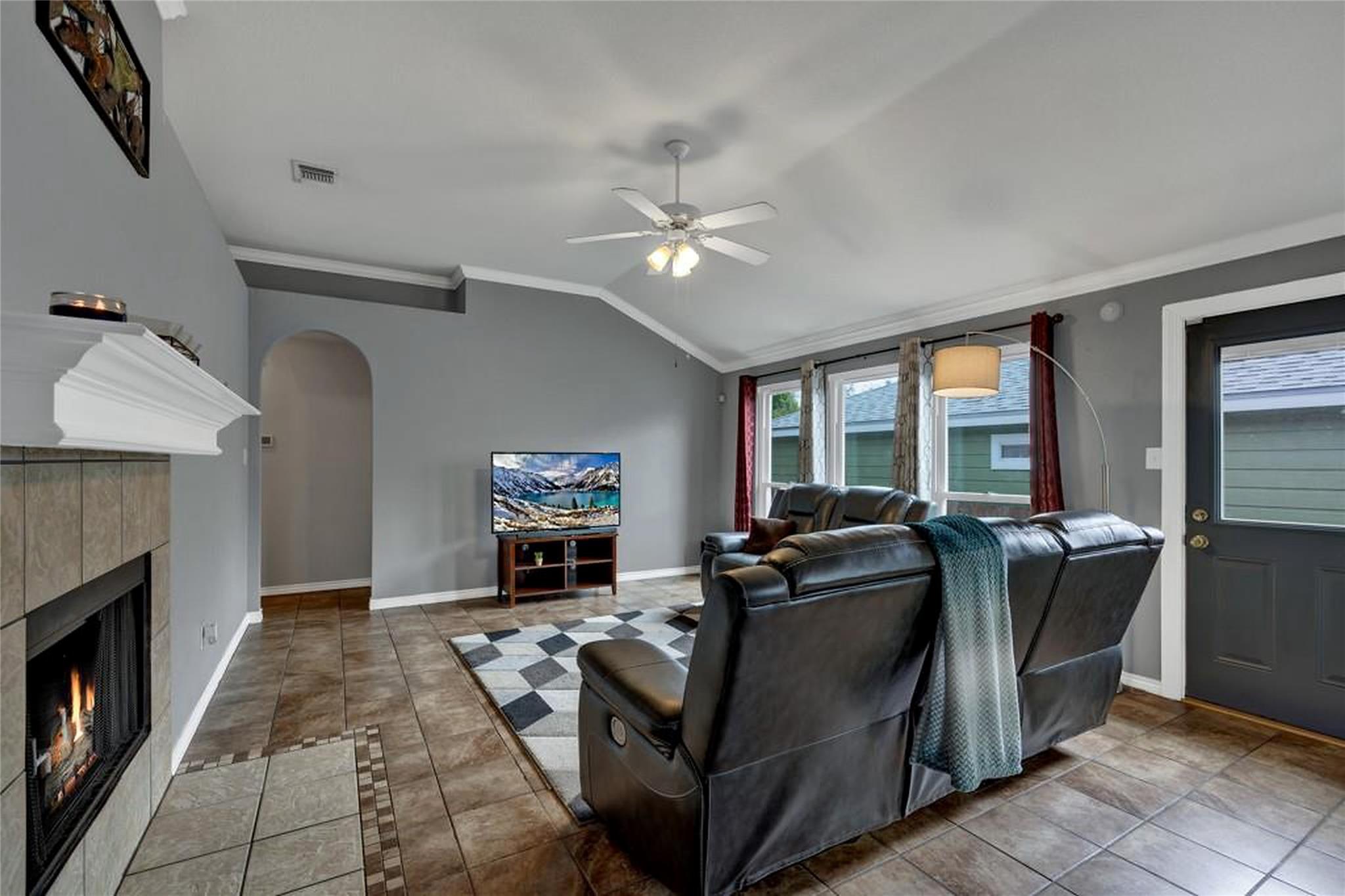1124 Lago Vista ST — photo 3