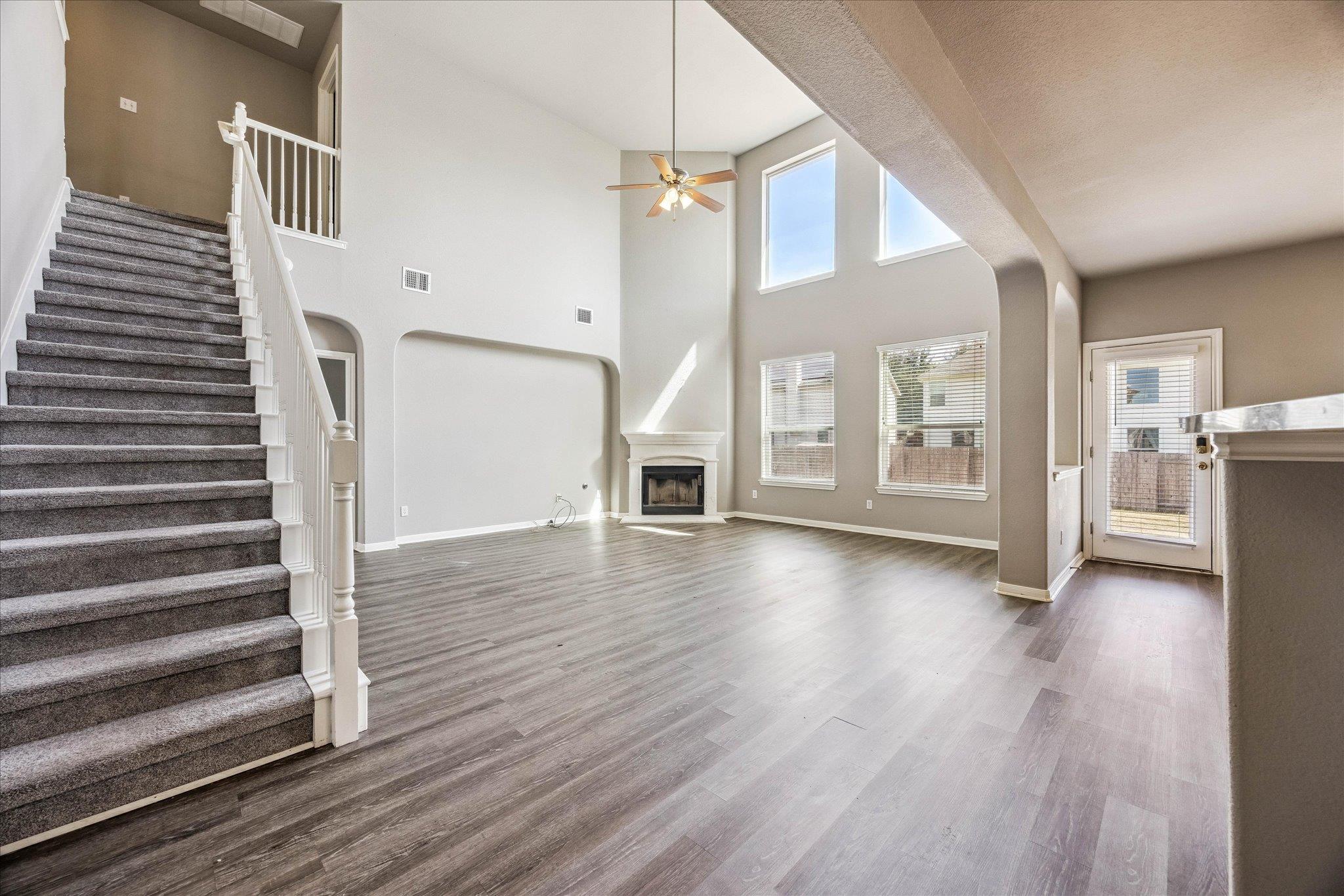 701 Crestwood LN — photo 4