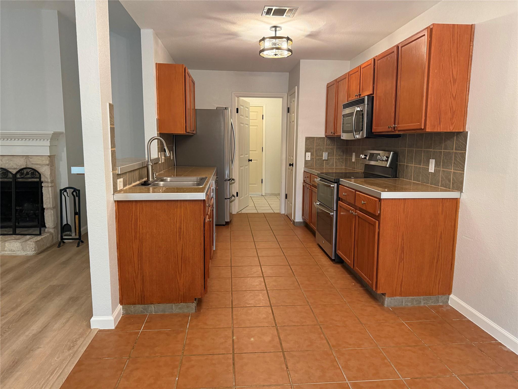 2125 Kaiser DR — photo 4