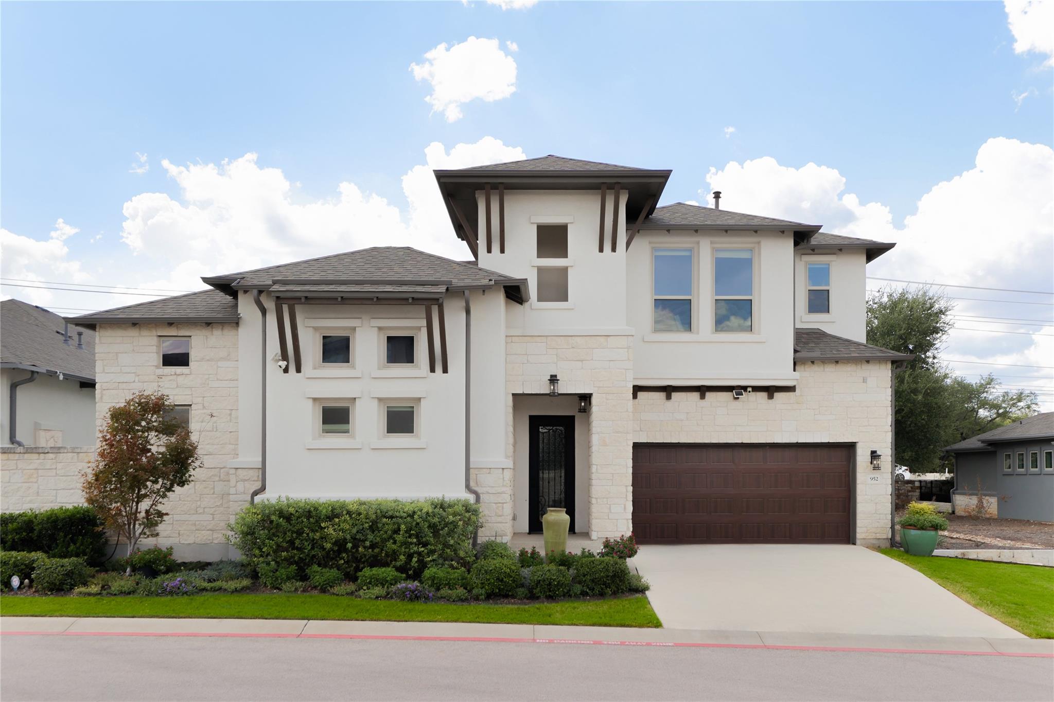 952 Indian Hawthorne DR