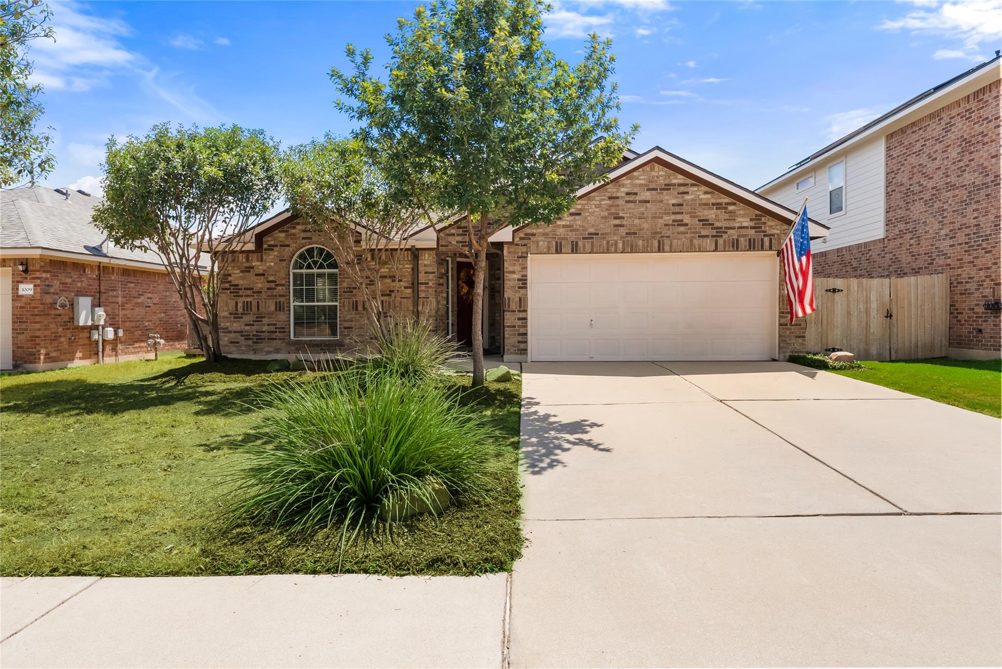 1005 Zeus CIR