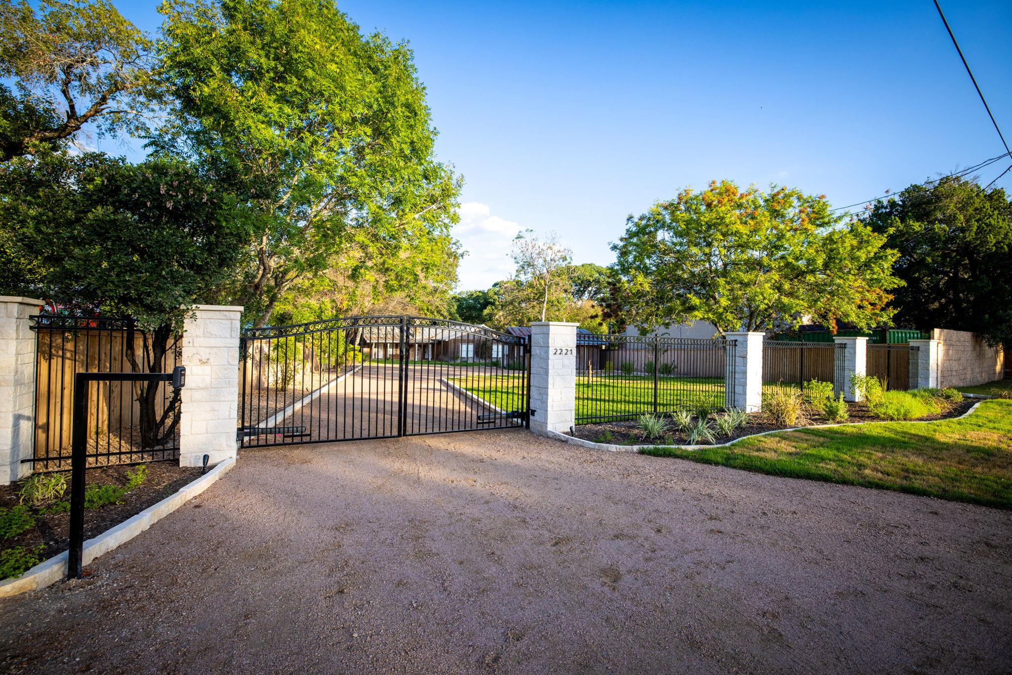 2221 GRUENE RD RD — photo 4