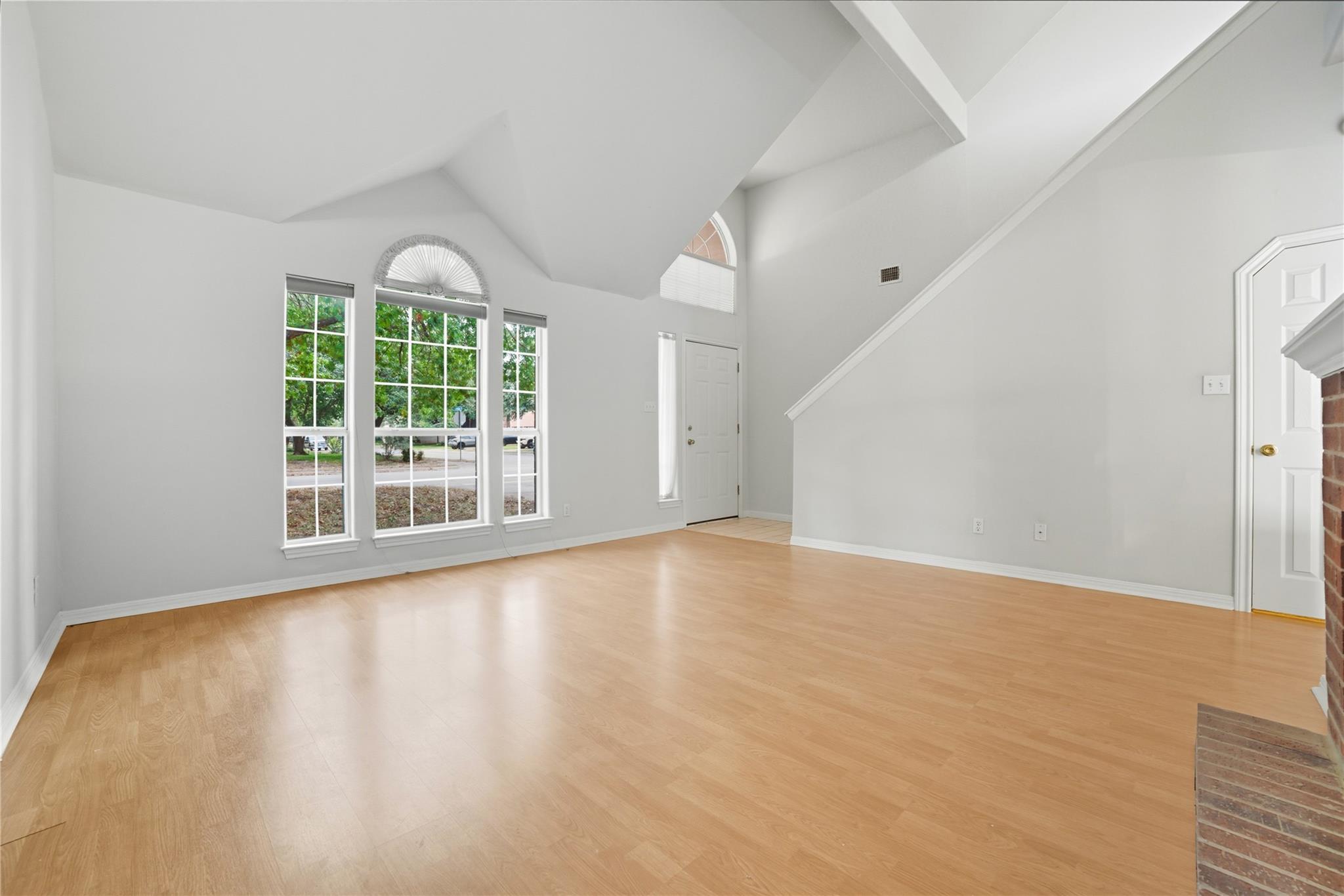 1911 Cedar Bend DR — photo 3
