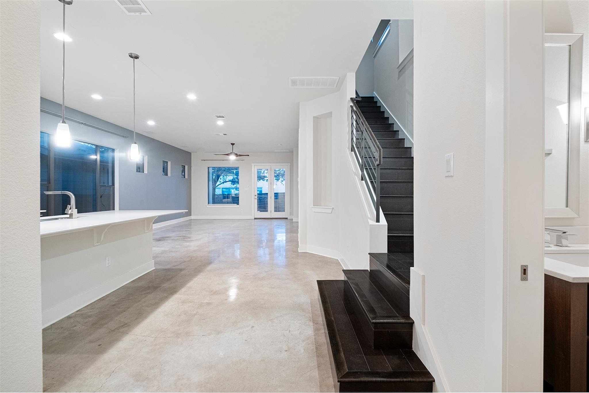 904 Freewater LN — photo 4