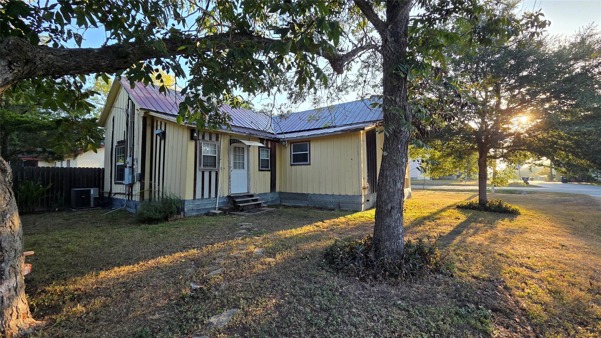 401 Pecan ST — photo 3