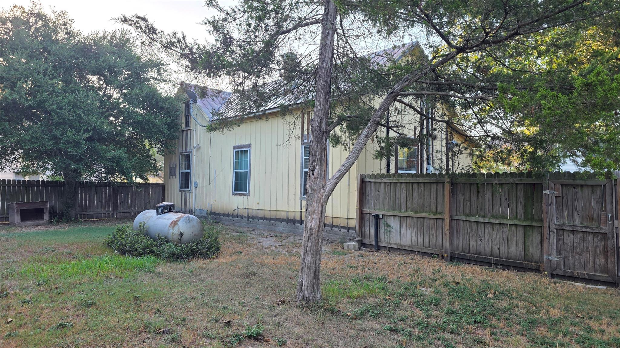 401 Pecan ST — photo 4