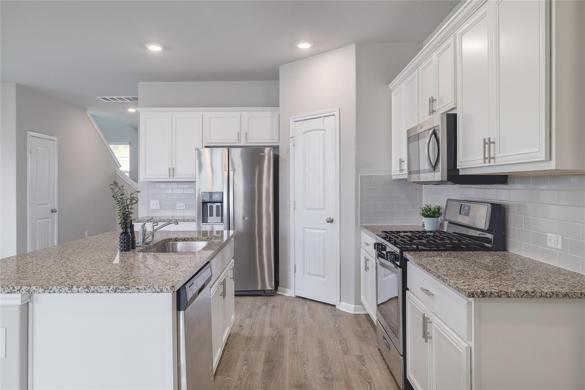 445 Shiner LN — photo 4