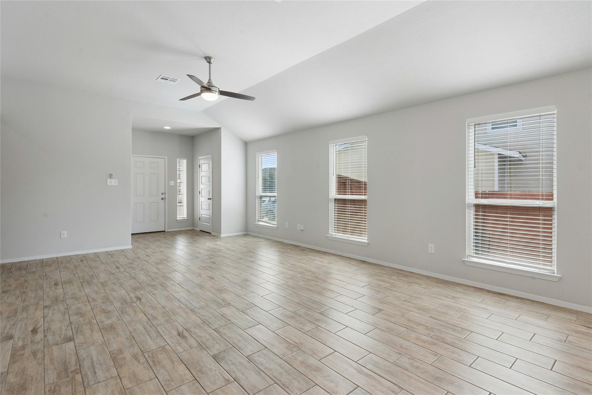 120 Lyndon DR — photo 4