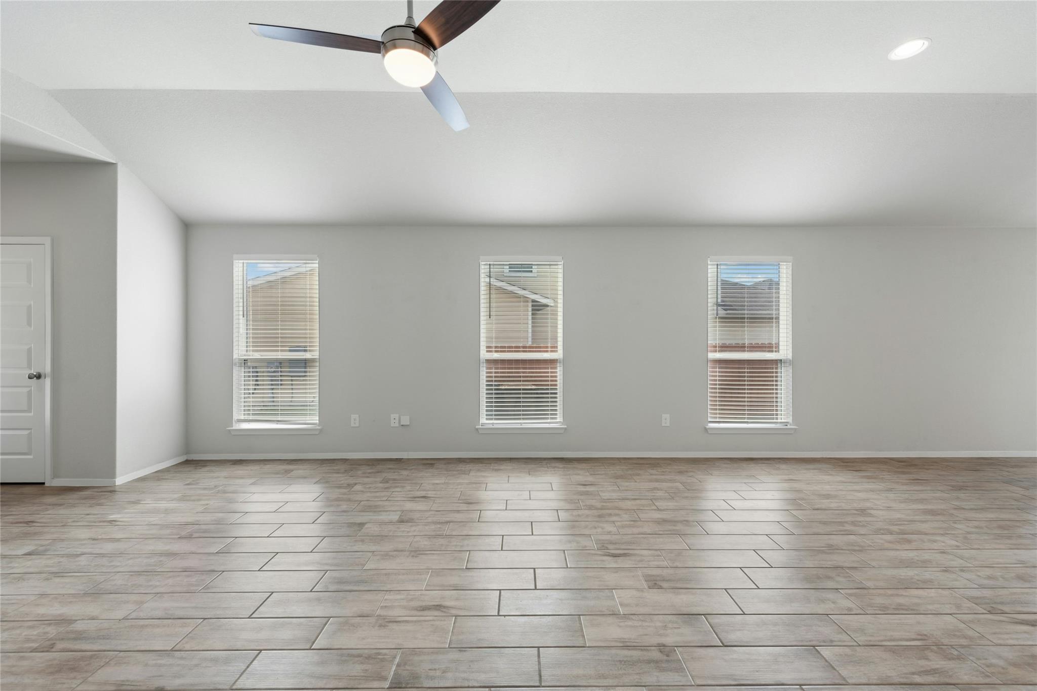 120 Lyndon DR — photo 5