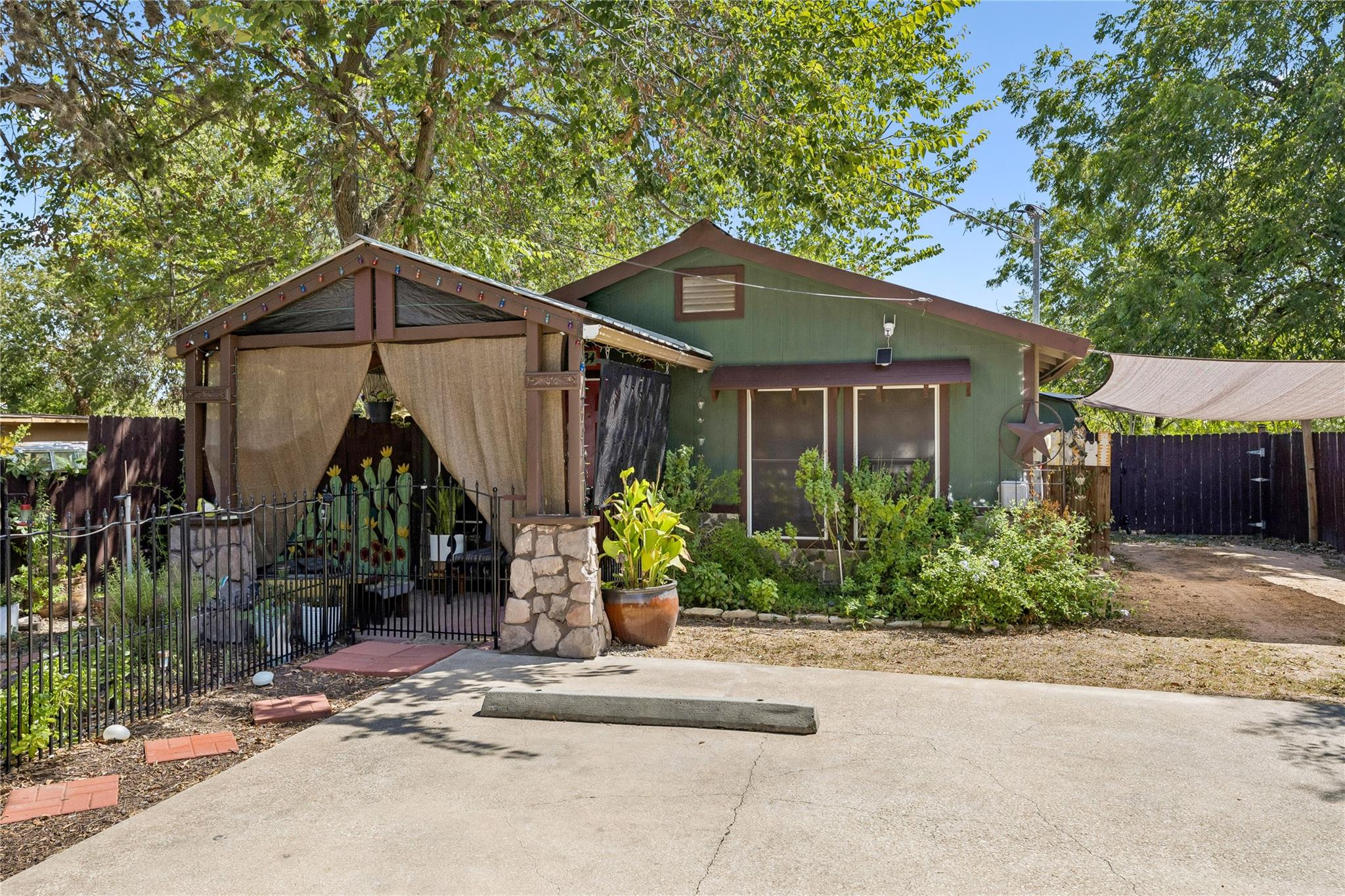 734 Neches ST — photo 3