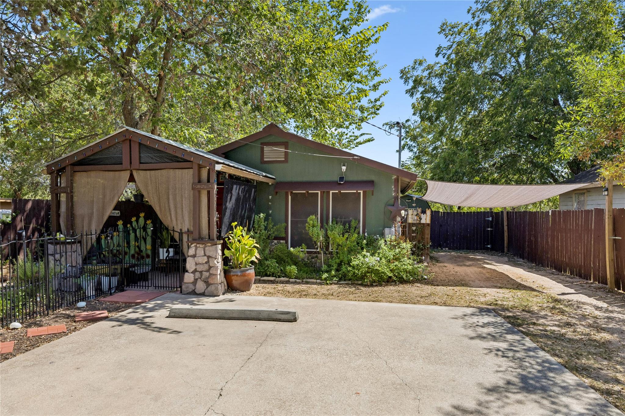 734 Neches ST — photo 4