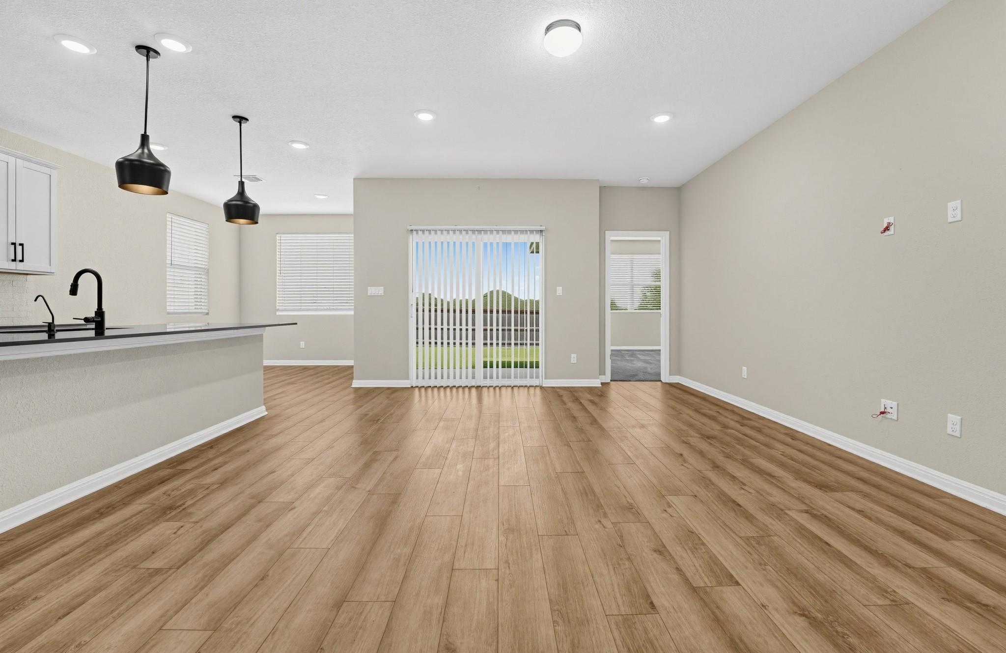 209 Swinging H LN — photo 3