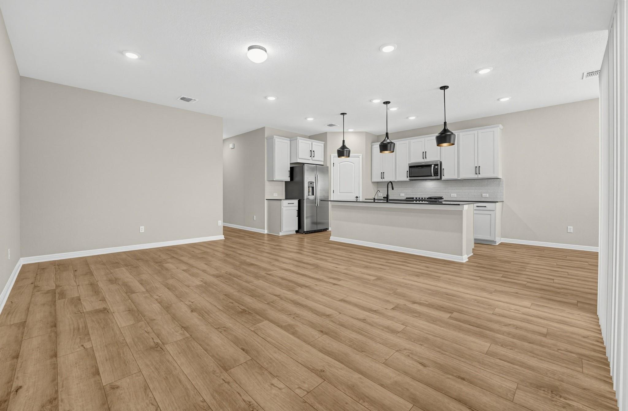 209 Swinging H LN — photo 4